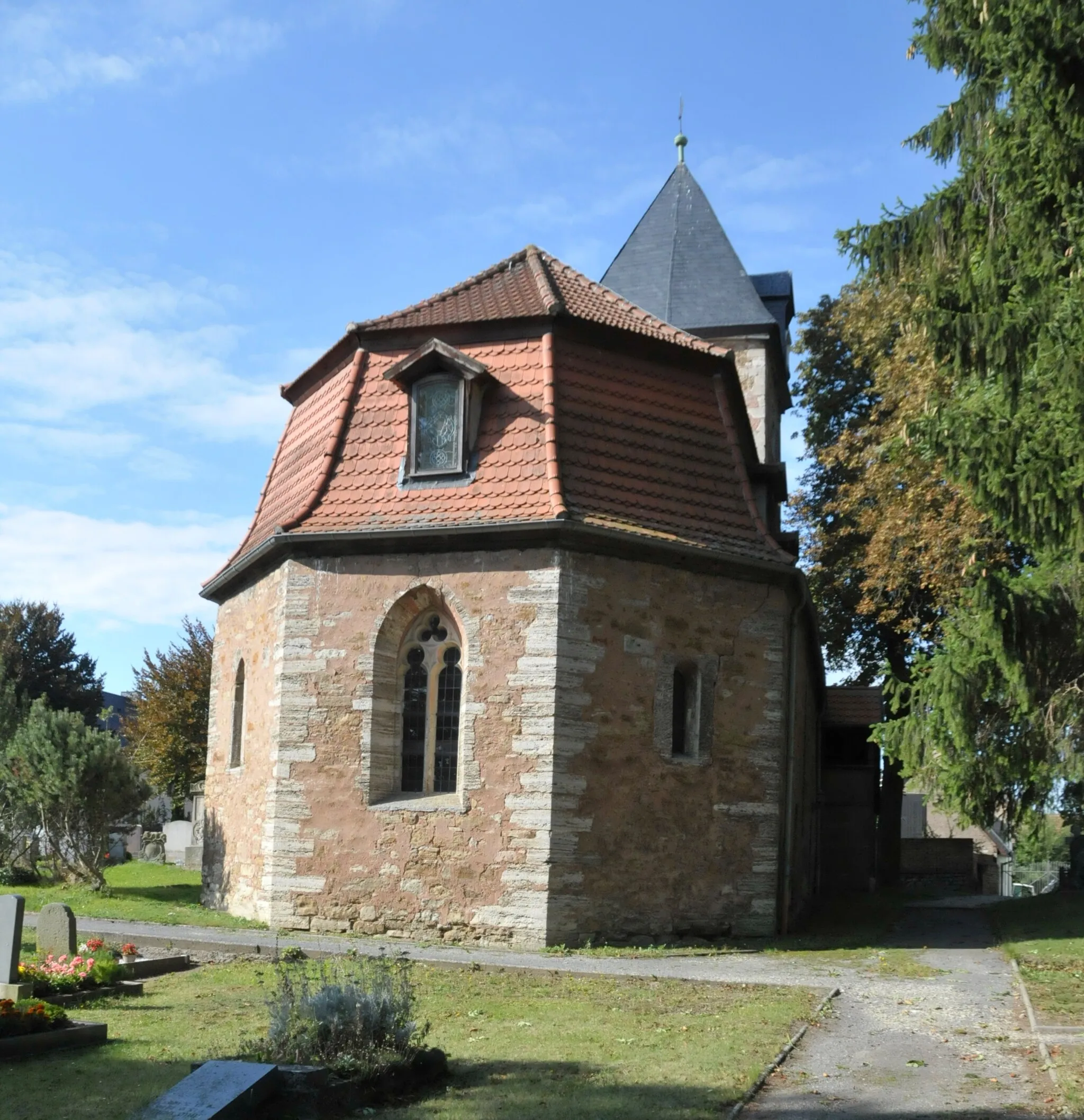 Photo showing: St. Marien in Allmenhausen, Kyffhäuserkreis, Thüringen
Ostseite