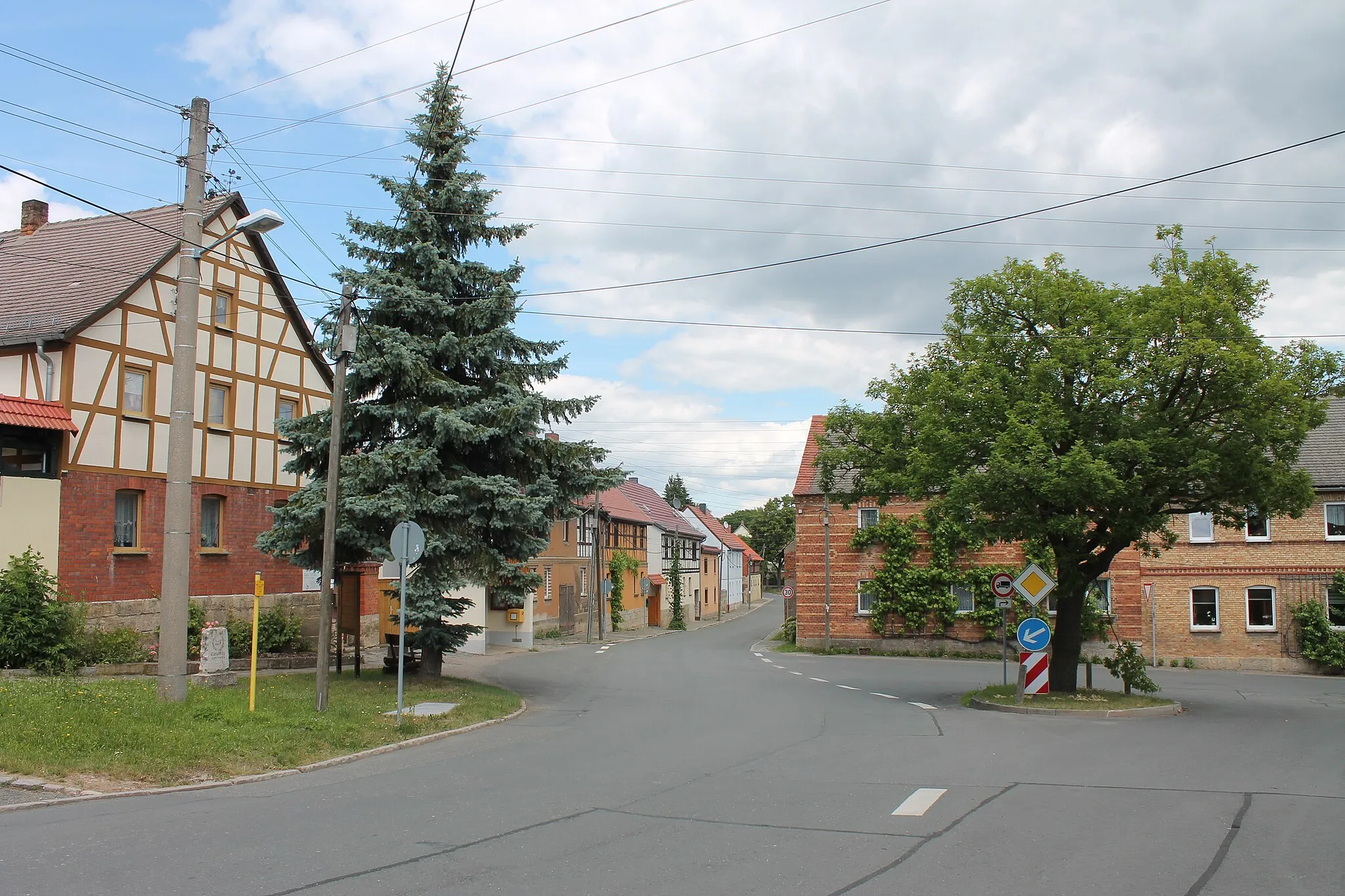 Photo showing: Der Ortskern von Closewitz (Jena) im Juni 2014.