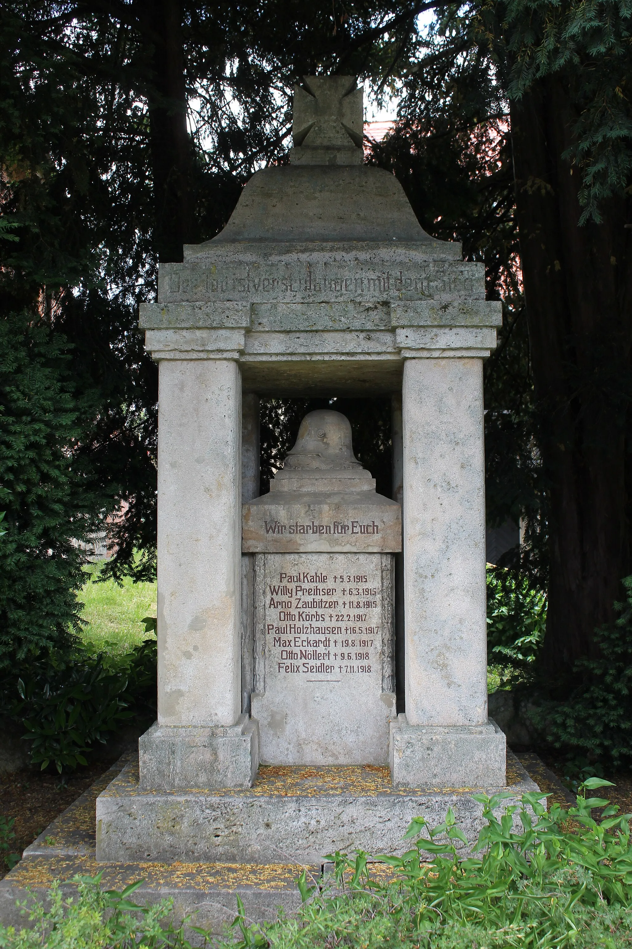 Photo showing: Ein Gedenkstein für die Gefallenen des Ersten Weltkrieges in Closewitz (Jena) im Juni 2014.