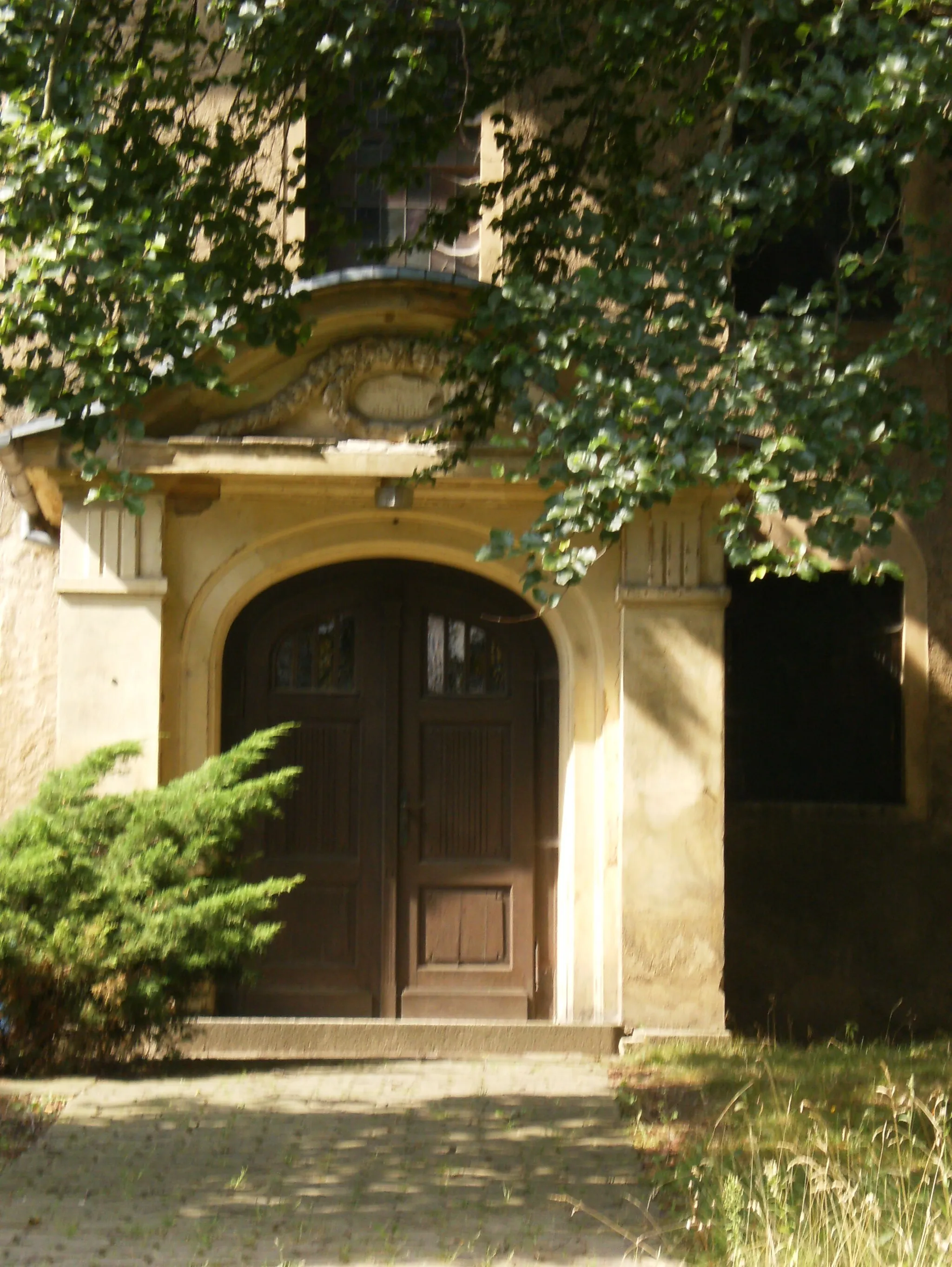 Photo showing: Gera Roschütz, church portal.