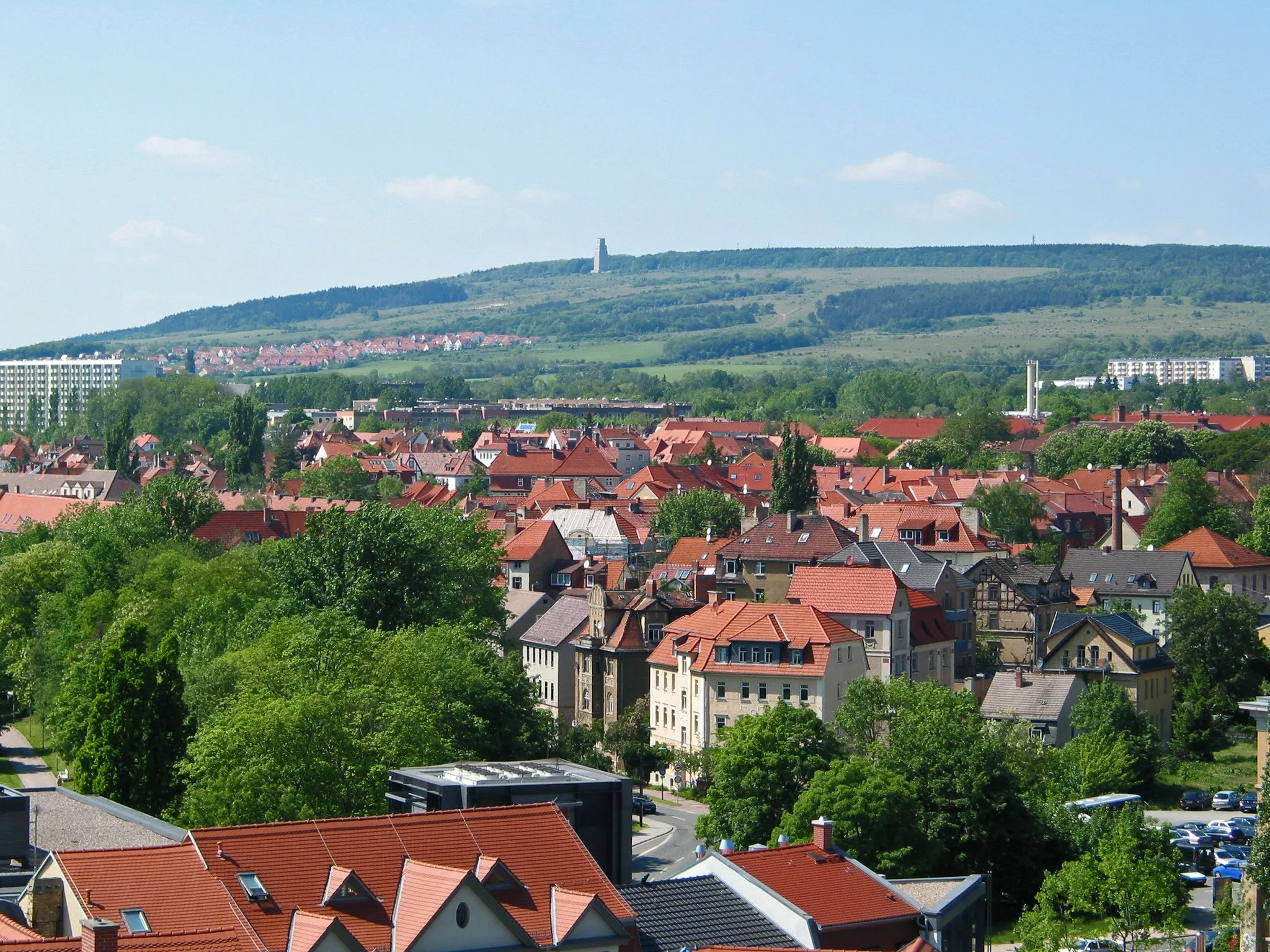 Photo showing: Der Ettersberg, Blick vom Jakobskirchturm in Weimar.