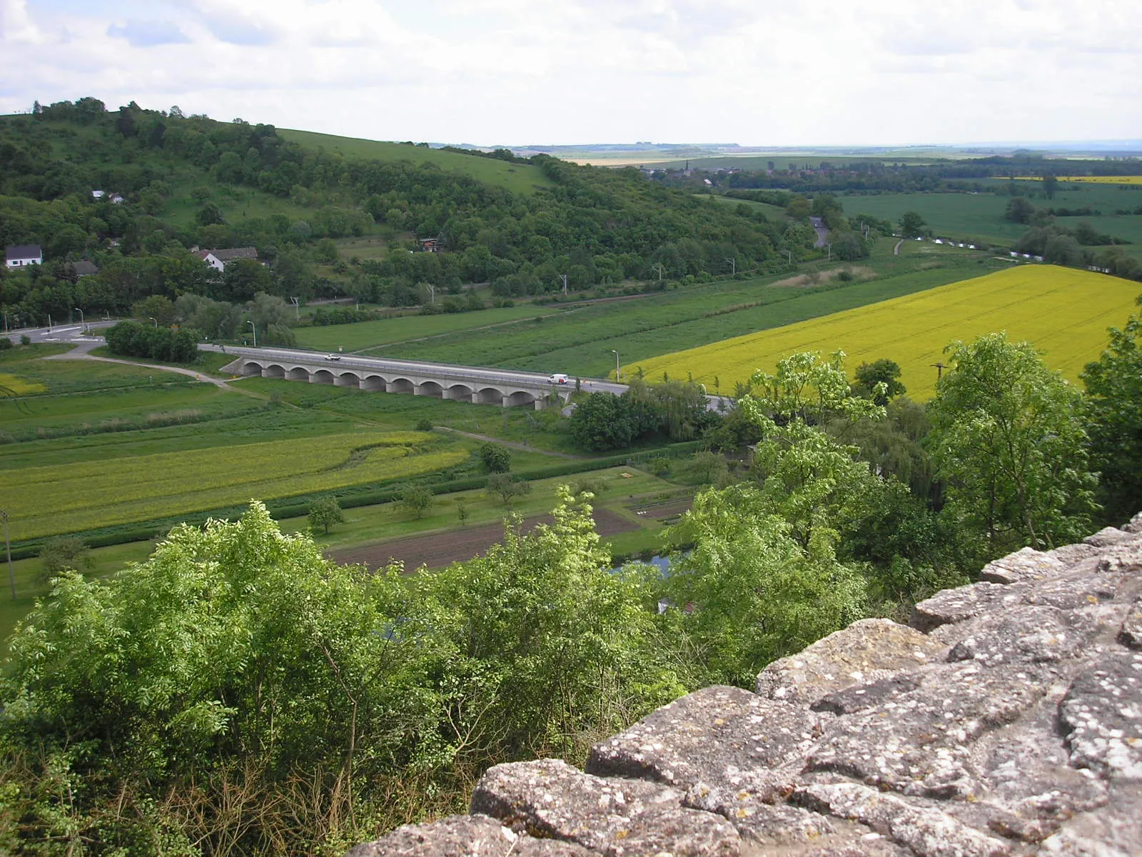 Photo showing: Die Unstrutbrücke in Sachsenburg (Thüringen), von der Unteren Sachsenburg aus gesehen (dahinter der Wächterberg).
