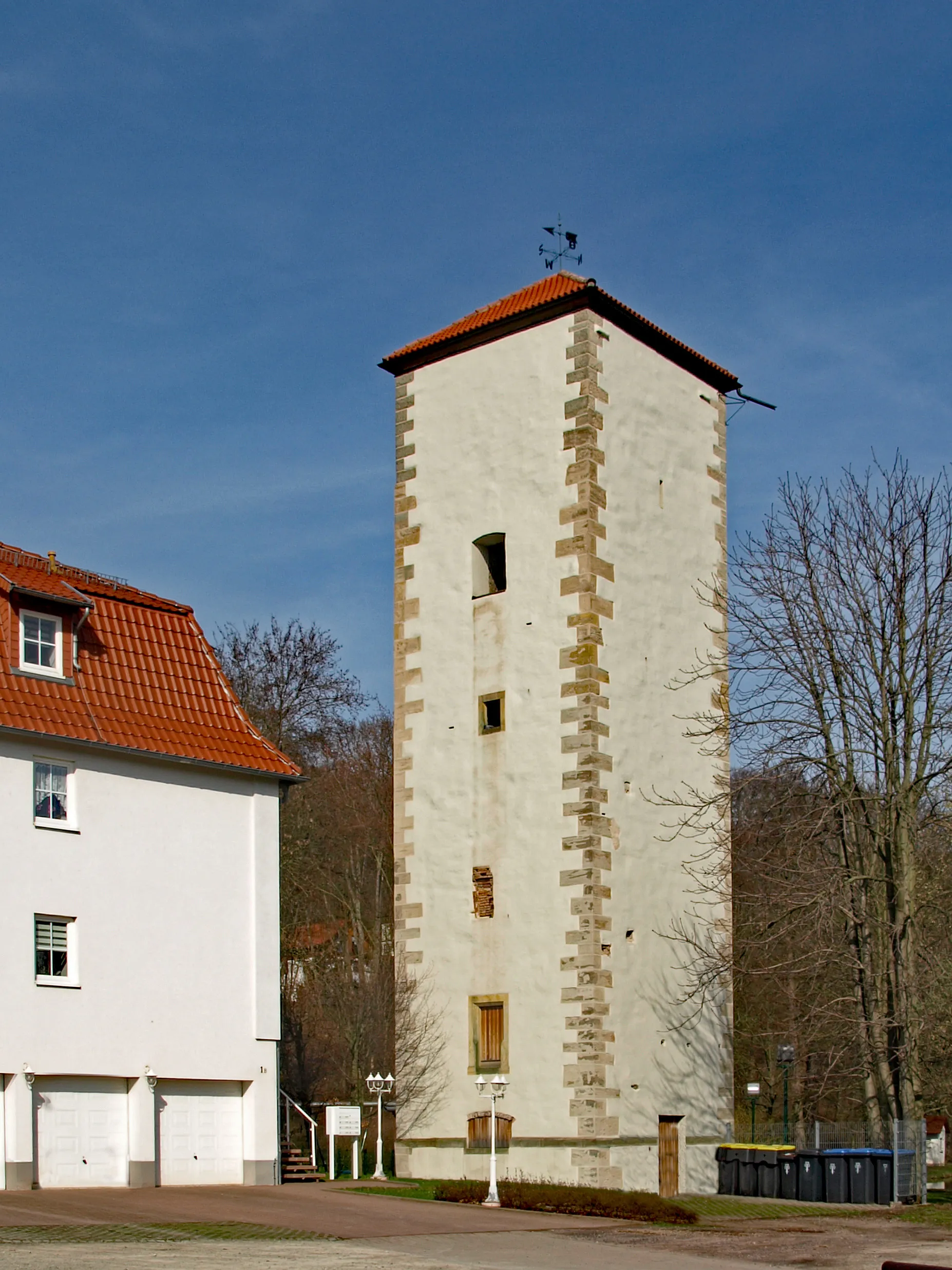 Photo showing: Wehrturm der einstigen Wasserburg im Schlosspark in Wutha-Farnroda - die Herren von Kirchberg nutzten den Turm zur Versorgung mit Wasser. Quelle: thueringer-wald.com