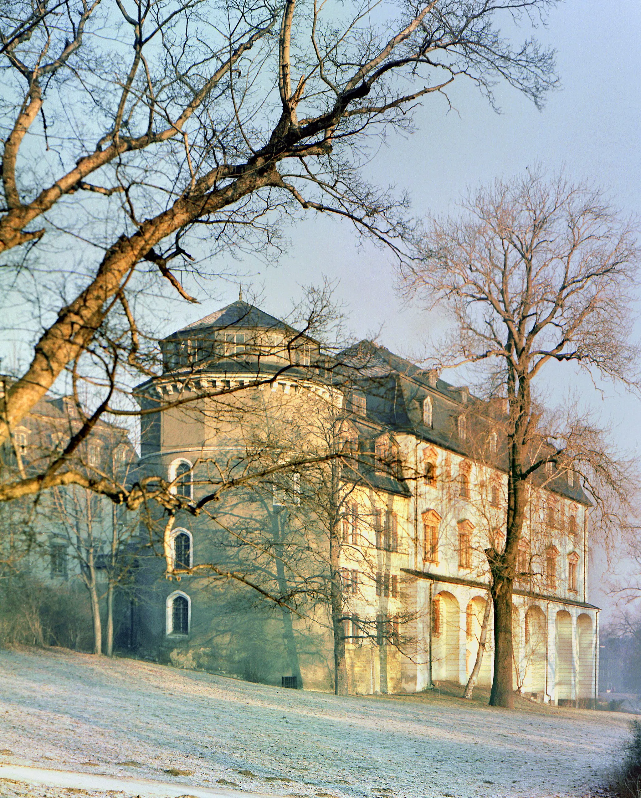 Photo showing: 19.03.1986  DDR 5300  [99423]  Weimar: Platz der Demokratie 1. Grünes Schloß (GMP: 50.978536,11.332107). Heute Herzogin-Anna-Amalia-Bibliothek (HAAB) mit über 800 000 Titeln. Zentralbibliothek der deutschen Klassik. Im Kern Renaissancebau (1562-1569). Fassade ursprünglich grün bemalt. 1691 wurde sie als "Herzogliche Bibliothek" von Herzog Wilhelm Ernst in Weimar gegründet. 1761-1766 unter Herzogin Anna Amalia, von F. Straßburger zur Bibliothek umgestaltet. Unter Leitung von Clemens Wenzeslaus Coudray wurde zwischen 1821 und 1825 der angrenzende Turmbau zum Bibliotheksturm umgebaut und um einen Stock erhöht. 1849, an Goethes 100. Geburtstag, der in der Bibliothek gefeiert wurde, erhielt das Gebäude durch einen Anbau im Norden, von Coudray ausgeführt, seine heutige Dimension. Ansicht Parkseite.                                                                                         [R19860318A0004.TIF]19860319020NR.JPG(c)Blobelt