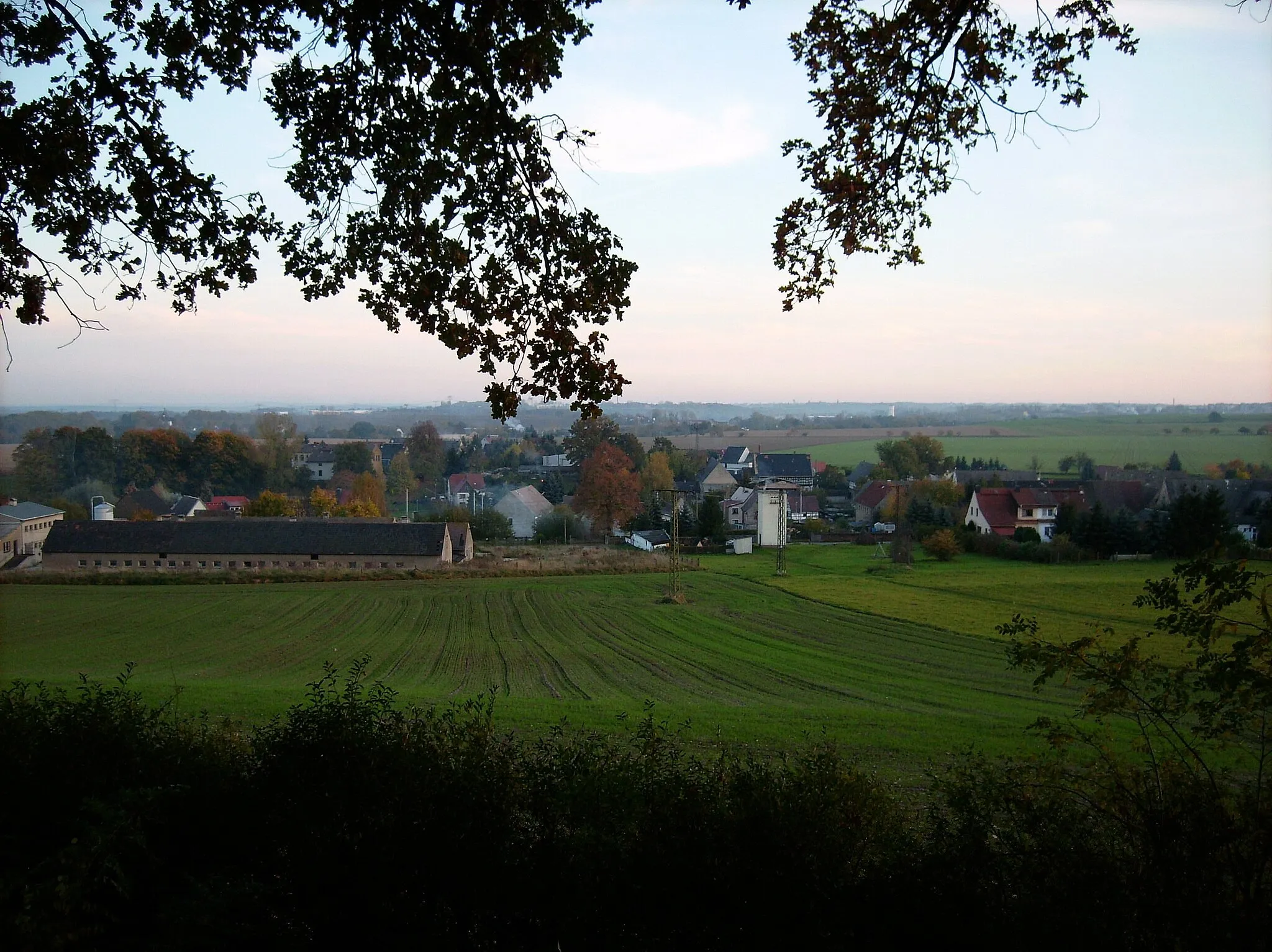 Photo showing: View of the village of Lehma (Treben, district of Altenburger land, Thuringia) from Gauliken Hill