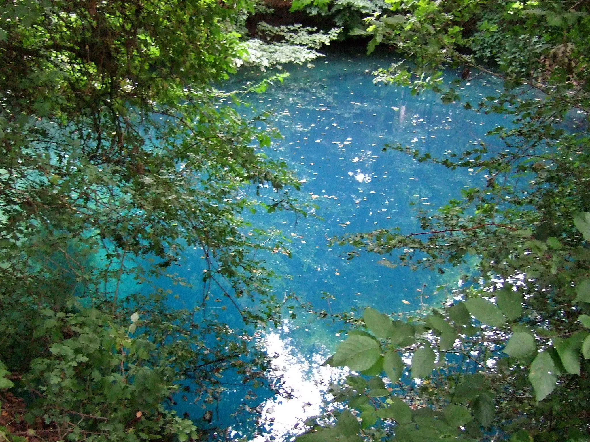 Photo showing: Der Melchiorbrunnen bei Oberdorla (Nähe Mühlhausen/Thüringen). Er und andere Karstquellen (im Muschelkalk) werden durch Wasser aus dem ausgedehnt bewaldeten Hainich (Nordwesten Thüringens) gespeist.