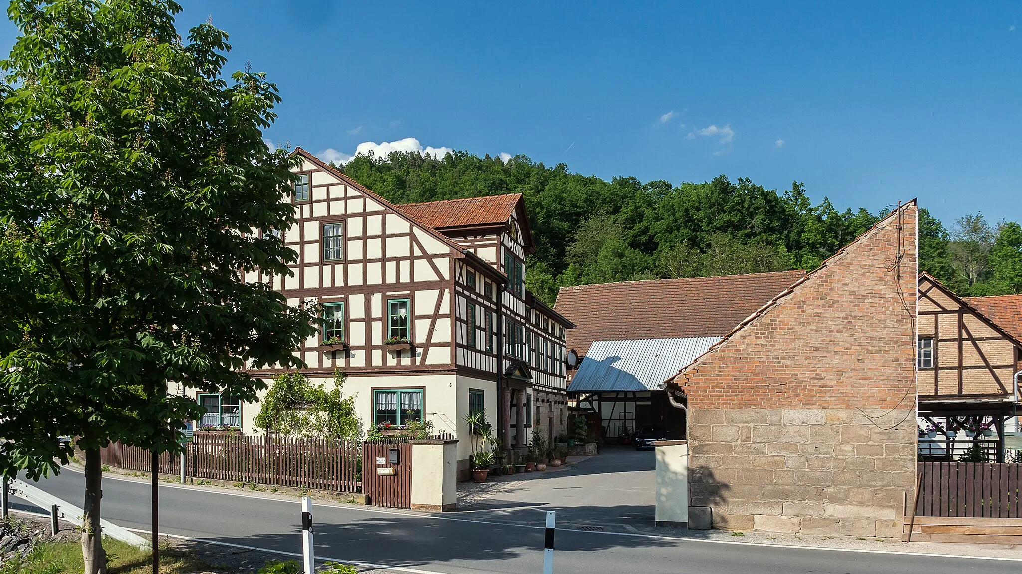 Photo showing: Denkmalgeschütztes Gehöft in Kirchhasel Ortsteil Oberhasel Hausnummer 8