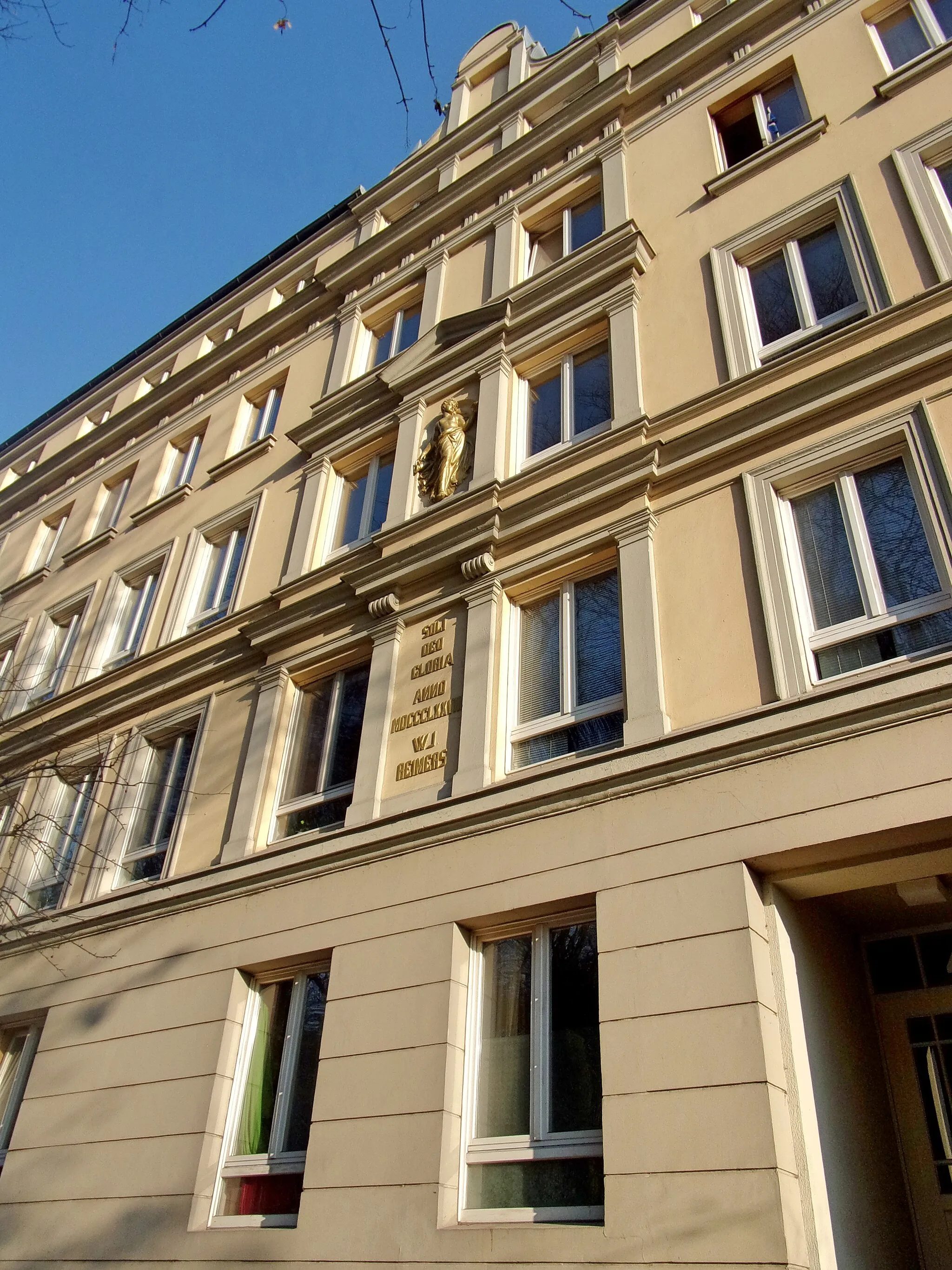 Photo showing: Statue an der Fassade des Wohnhauses Kuhberg 4. Inschrift: " Soli Deo Gloria " ( Dem alleinigen Gott die Ehre ) und das Baujahr, darunter der Name W. I. Reimers.