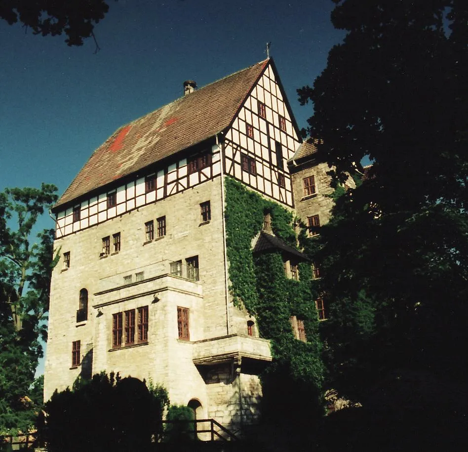 Photo showing: Wasserschloss Seebach von Süden. Steinbau mit aufgesetztem Fachwerkbau, umgeben von Parkanlage, an einem Morgen im Sommer.