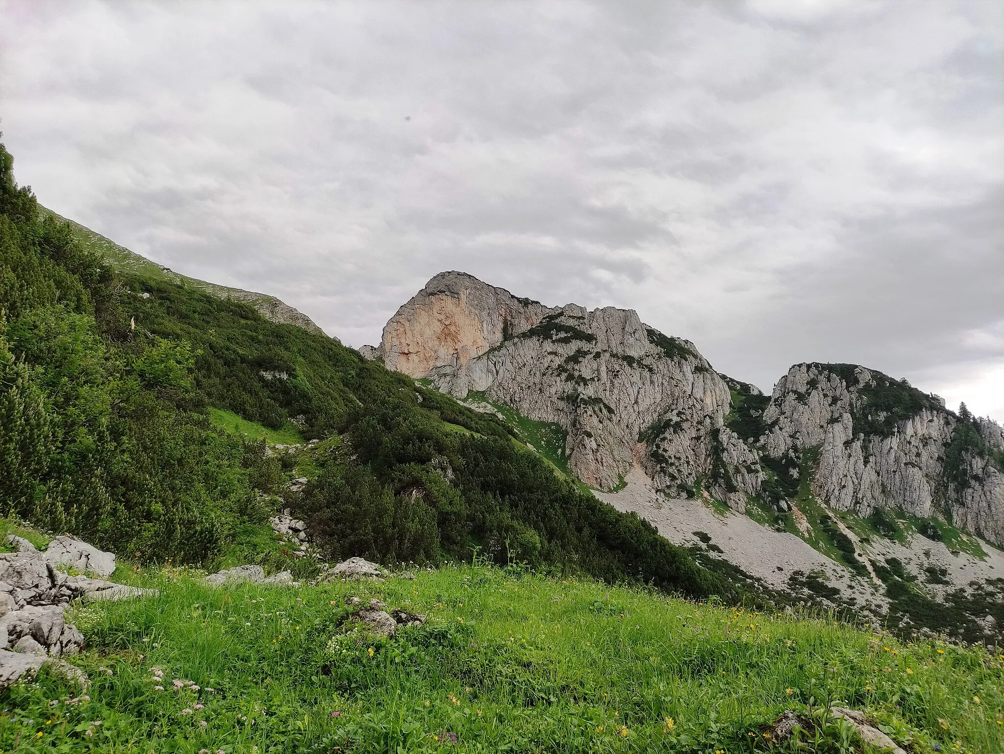 Photo showing: Roßleithen, Kirchdorf District, Upper Austria, Austria. Totes Gebirge mountains, Rote Wand (1872 m).