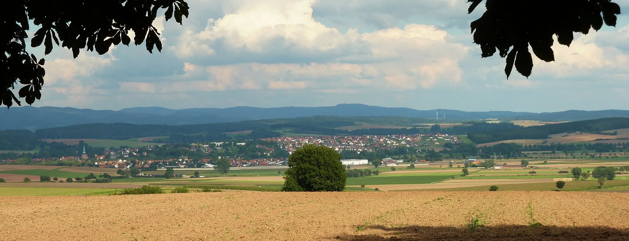 Photo showing: Blick vom Höherberg auf Gieboldehausen mit dem Rotenberg, im Hintergrund der Harz