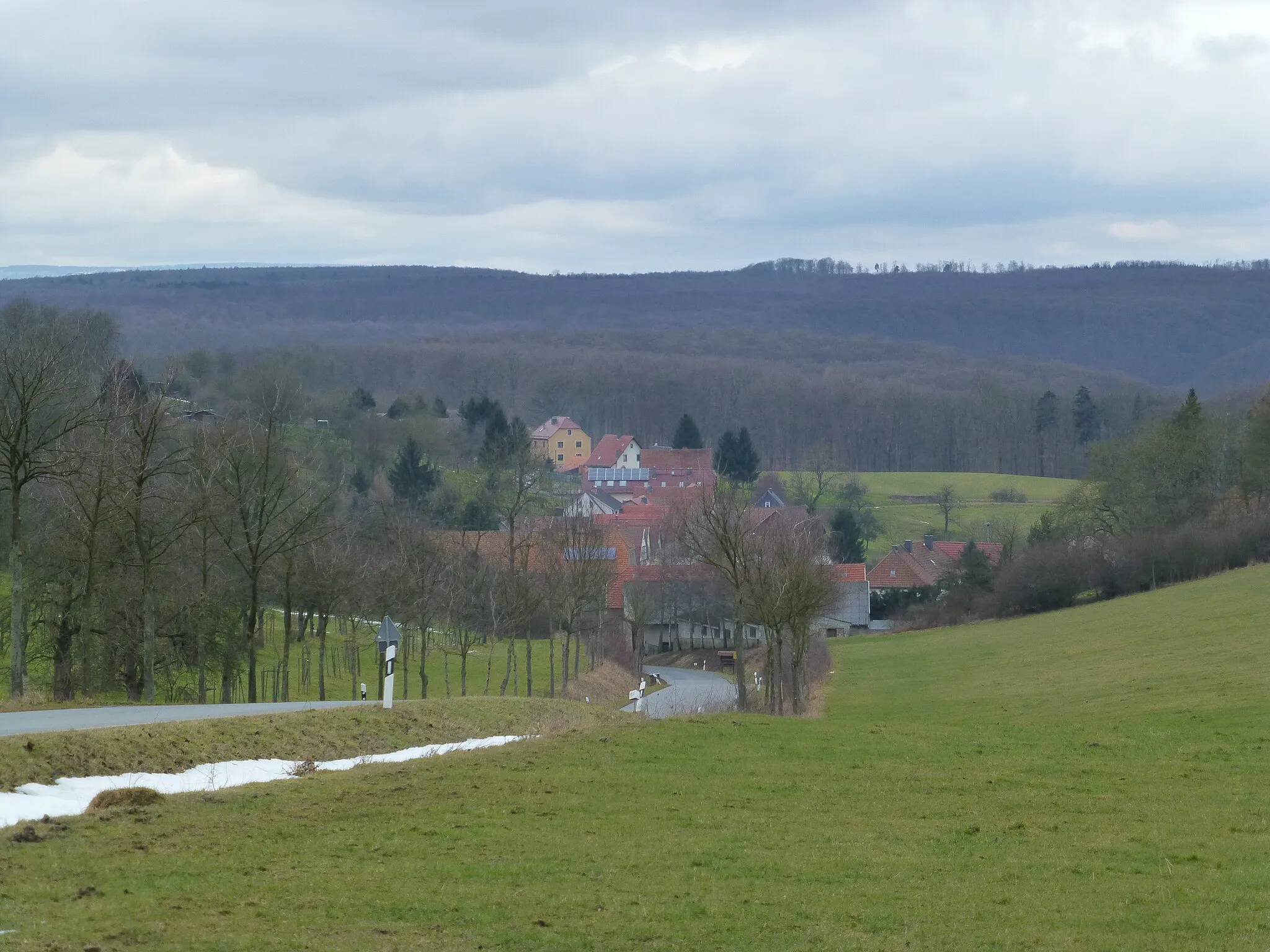 Photo showing: Blick über Schierschwende in Richtung Karnberg (im Vordergrund vermutlich des ehemalige Gut)