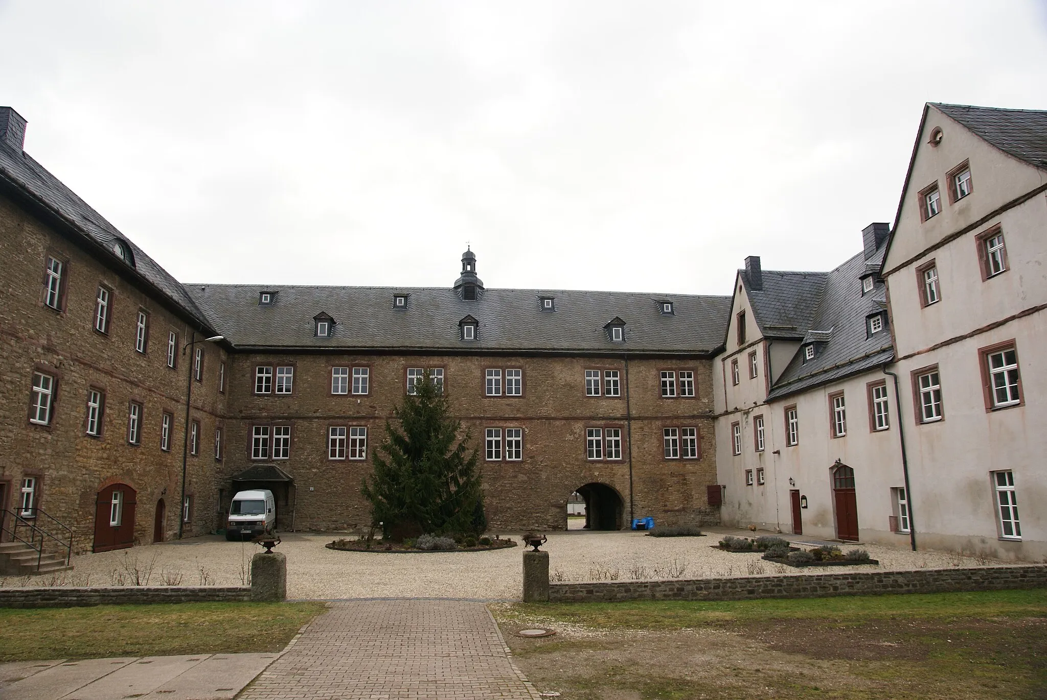 Photo showing: der Hof vom Schloss Wallhausen in 06528 Wallhausen (Sachsen-Anhalt). Ursprünglich Kaiserpfalz Wallhausen. Im ehemaligen Helme-Überschwemmungsgebiet der Goldenen Aue liegt Wallhausen am Südrand des Harzes, westlich von Sangerhausen. Wallhausen wird urkundlich erstmals im Jahre 908 erwähnt und 922 namentlich als Pfalz bezeichnet. Heute ist Schloss Wallhausen in Privatbesitz.