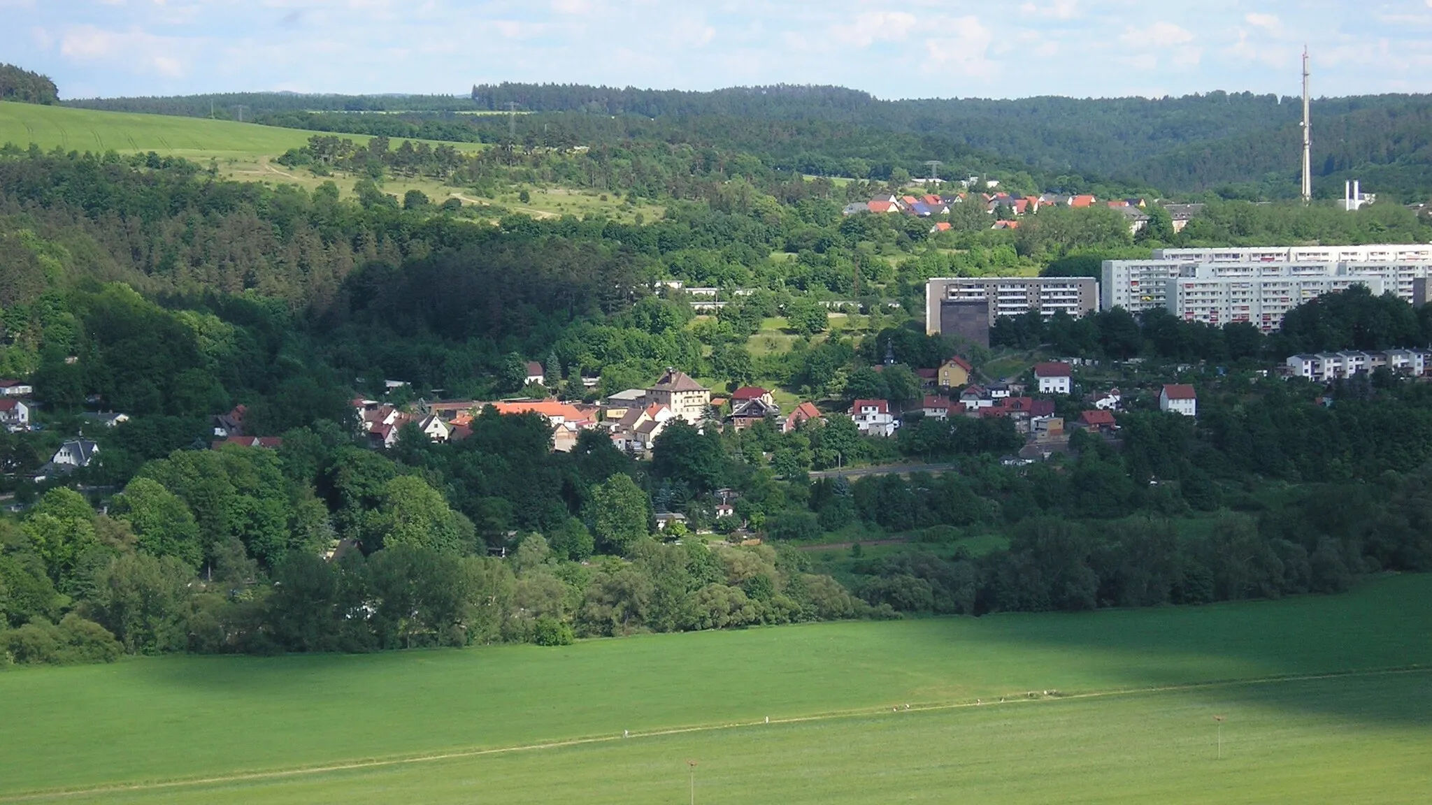 Photo showing: Blick auf den dörflichen Stadtteil Welkershausen der Stadt Meiningen, rechts anschließend die Wohnblocks vom Stadtteil Jerusalem.