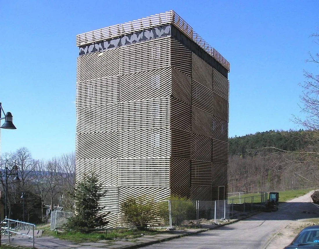 Photo showing: mit Holzplatten verkleideter Fledermausturm im Meininger Stadtteil Jerusalem