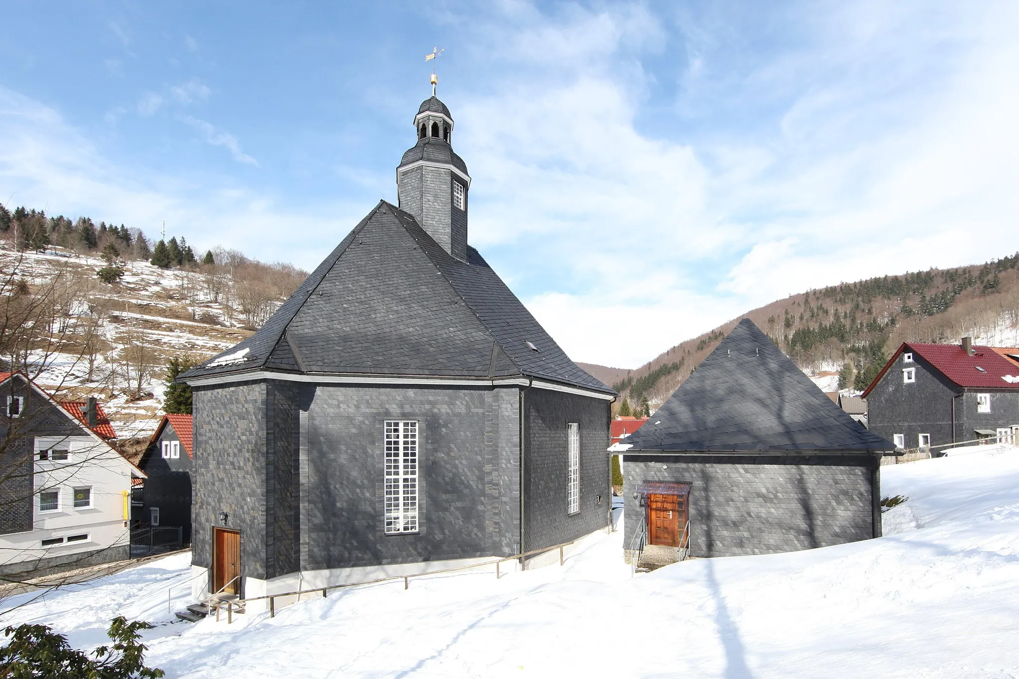 Photo showing: Evangelisch-Lutherische Kirche Zur heiligen Dreifaltigkeit in Gießübel, OT von Schhleusegrund, Landkreis Hildburghausen