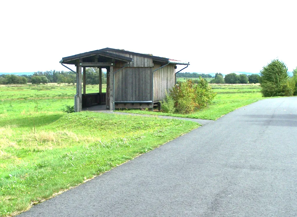 Photo showing: A wildfowl viewpoint station in the Dankmarshäuser Rhäden nature reserve, Thuringia (Germany).