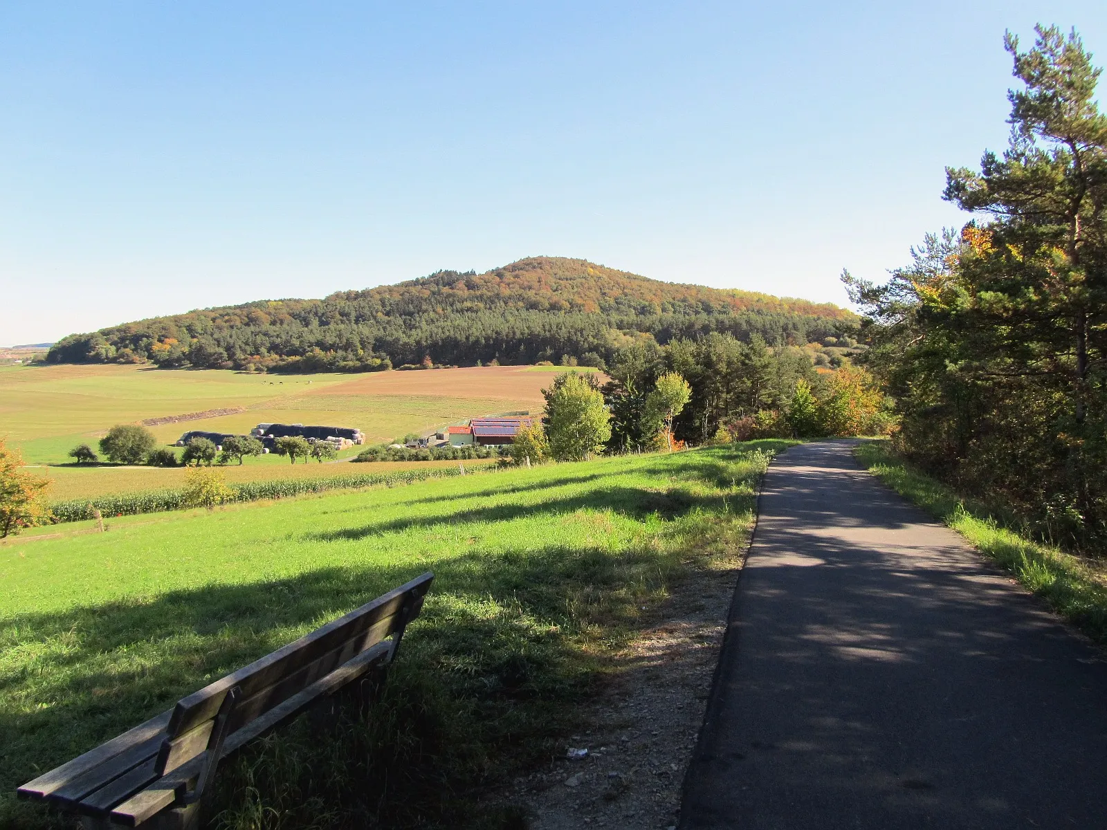 Photo showing: Mountain "Lichtberg" at cycle path hessisches Kegelspiel