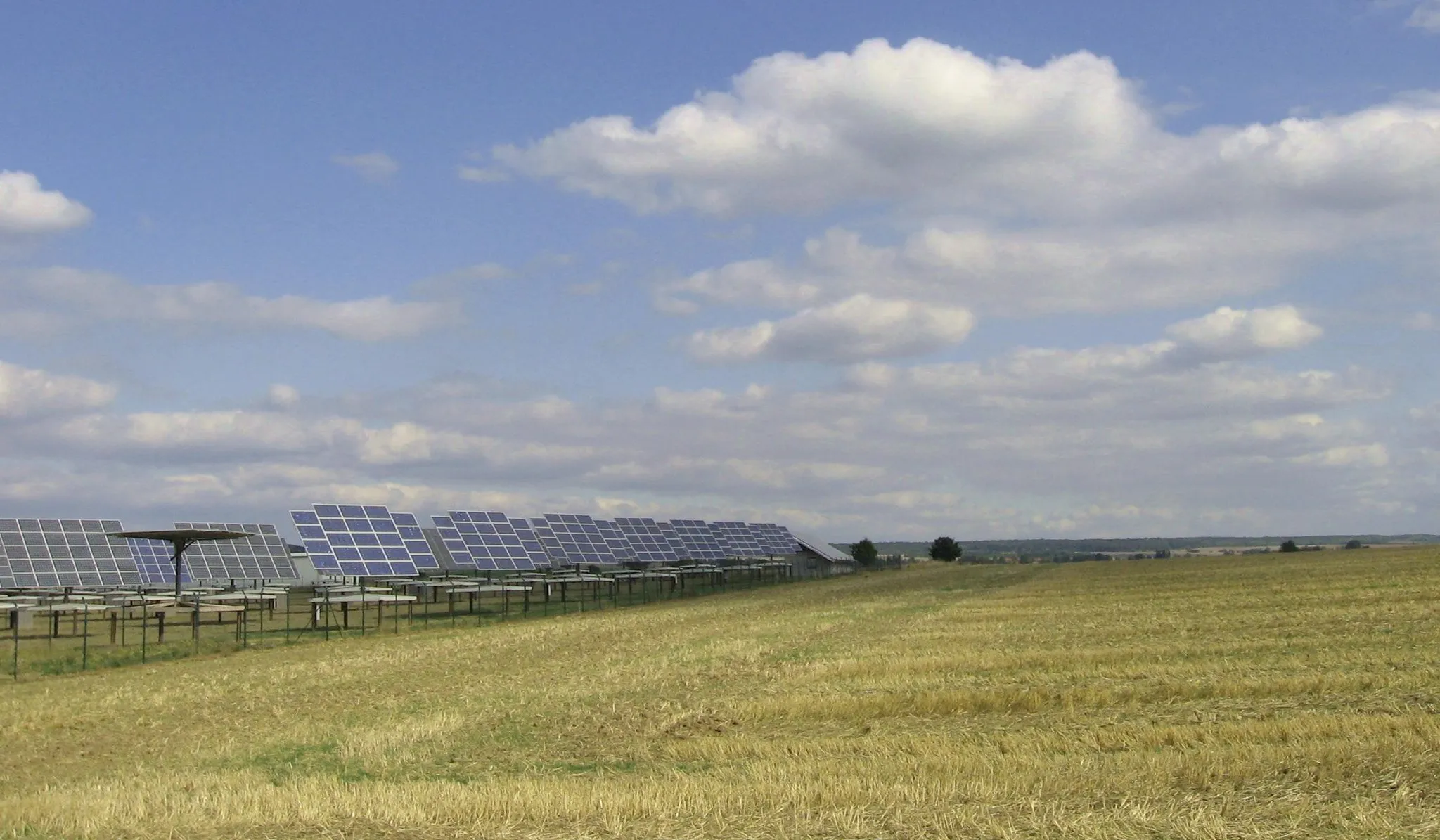 Photo showing: Photovoltaik-Anlage südlich von Burgtonna. Rechts: Der waldrand der Fahner Höhe.