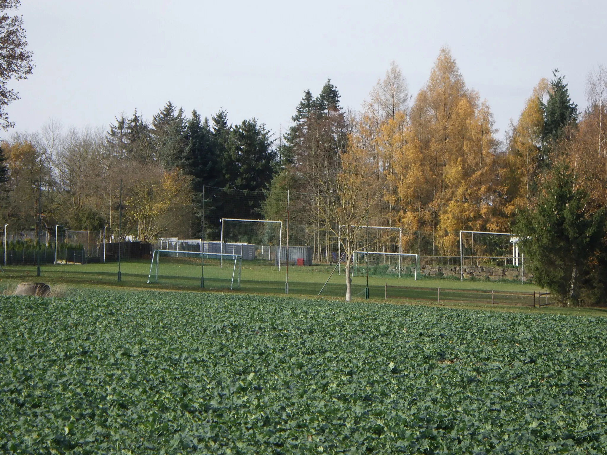 Photo showing: Der Sportplatz am westlichen Ortsrand von Gräfen-Nitzendorf.