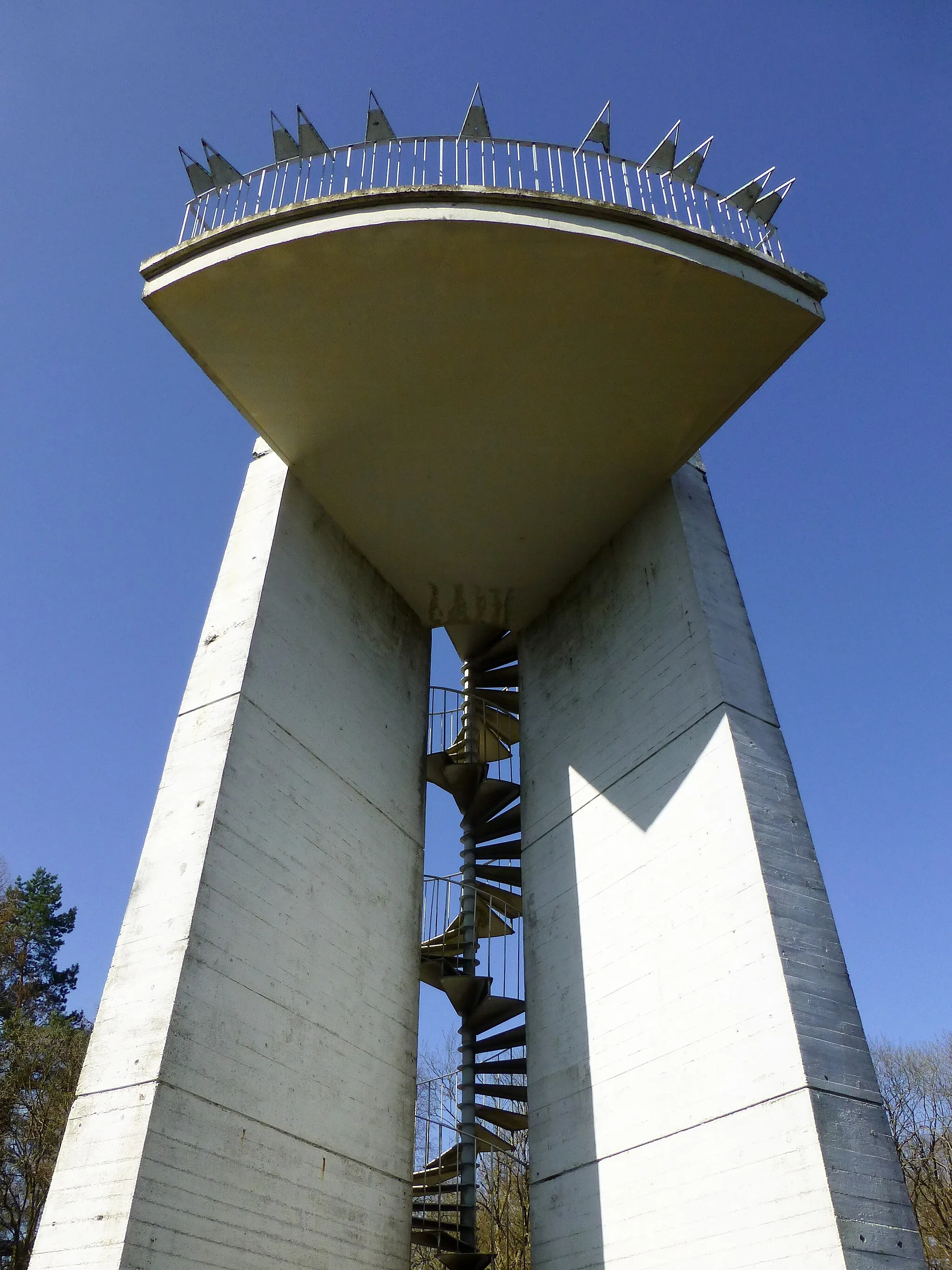 Photo showing: Mahnmal Bodesruh; Blick von unten zur Aussichtsplattform mit dreieckigen Orientierungstafeln