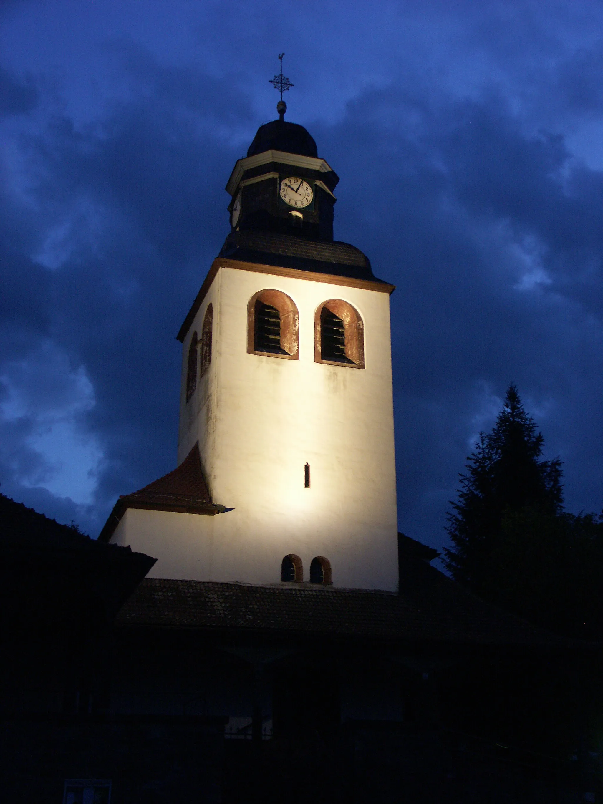 Photo showing: Anläßlich der 100 Jahrfeier der Tabarzer Kirche wurde eine Beleuchtung installiert, welche ab Pfingsten 2014 die Kirche anstrahlt