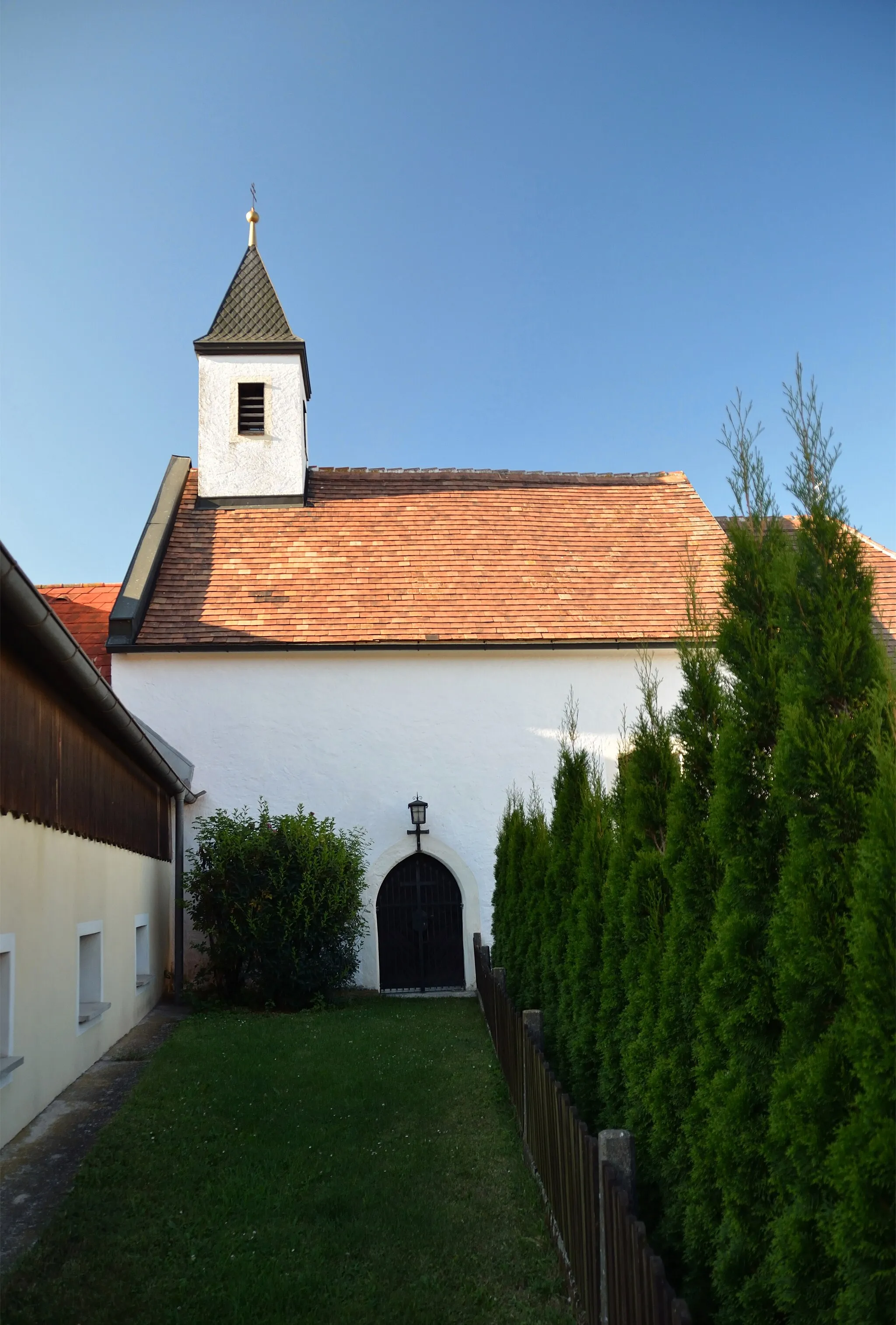 Photo showing: The subsidiary church Saint Nikolaus in Schildberg, municipality of Böheimkirchen, Lower Austria, is protected as a cultural heritage monument.