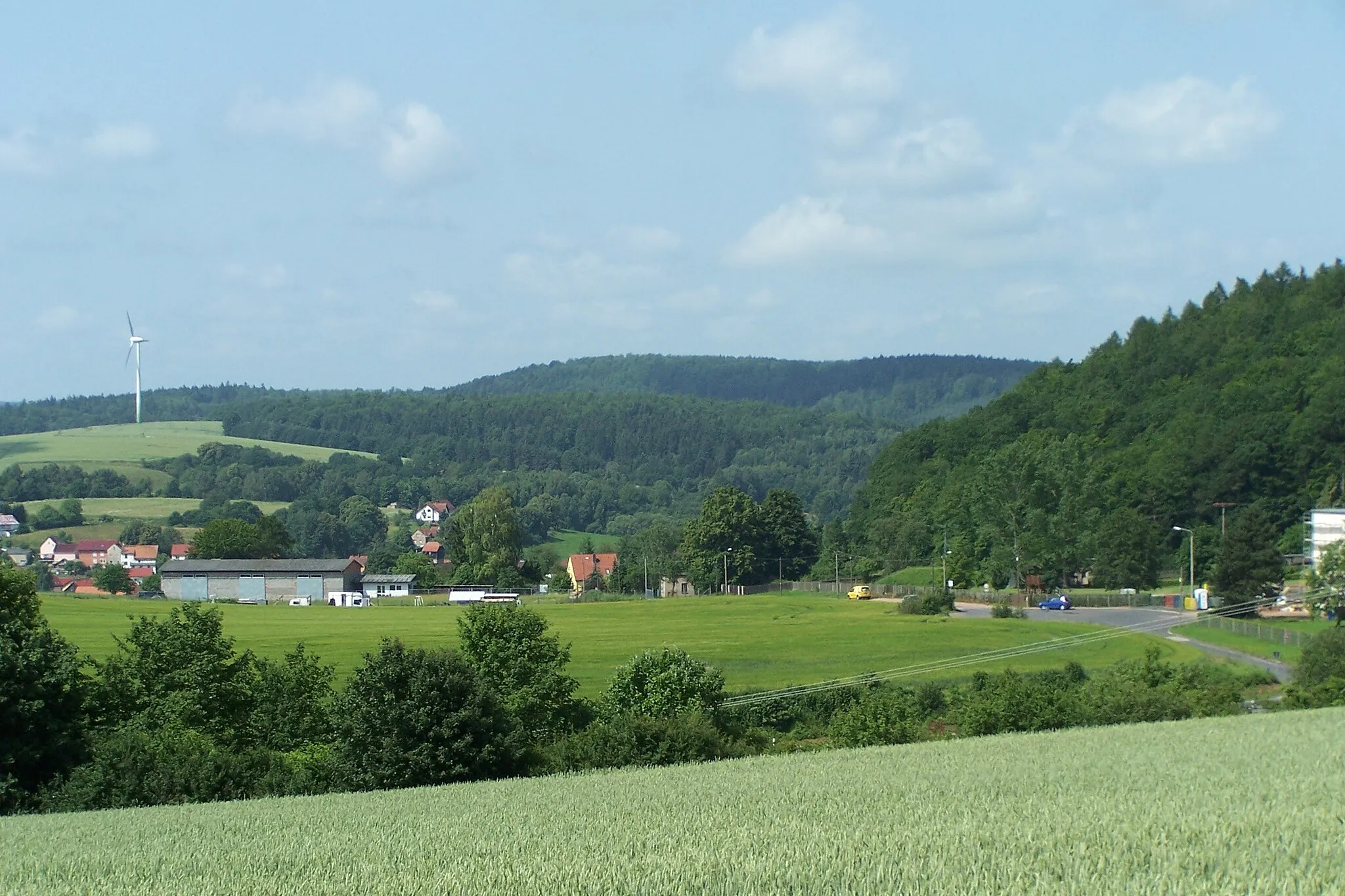 Photo showing: Der Lehnberg im Hintergrund und der Ritzberg (mit Windrad).