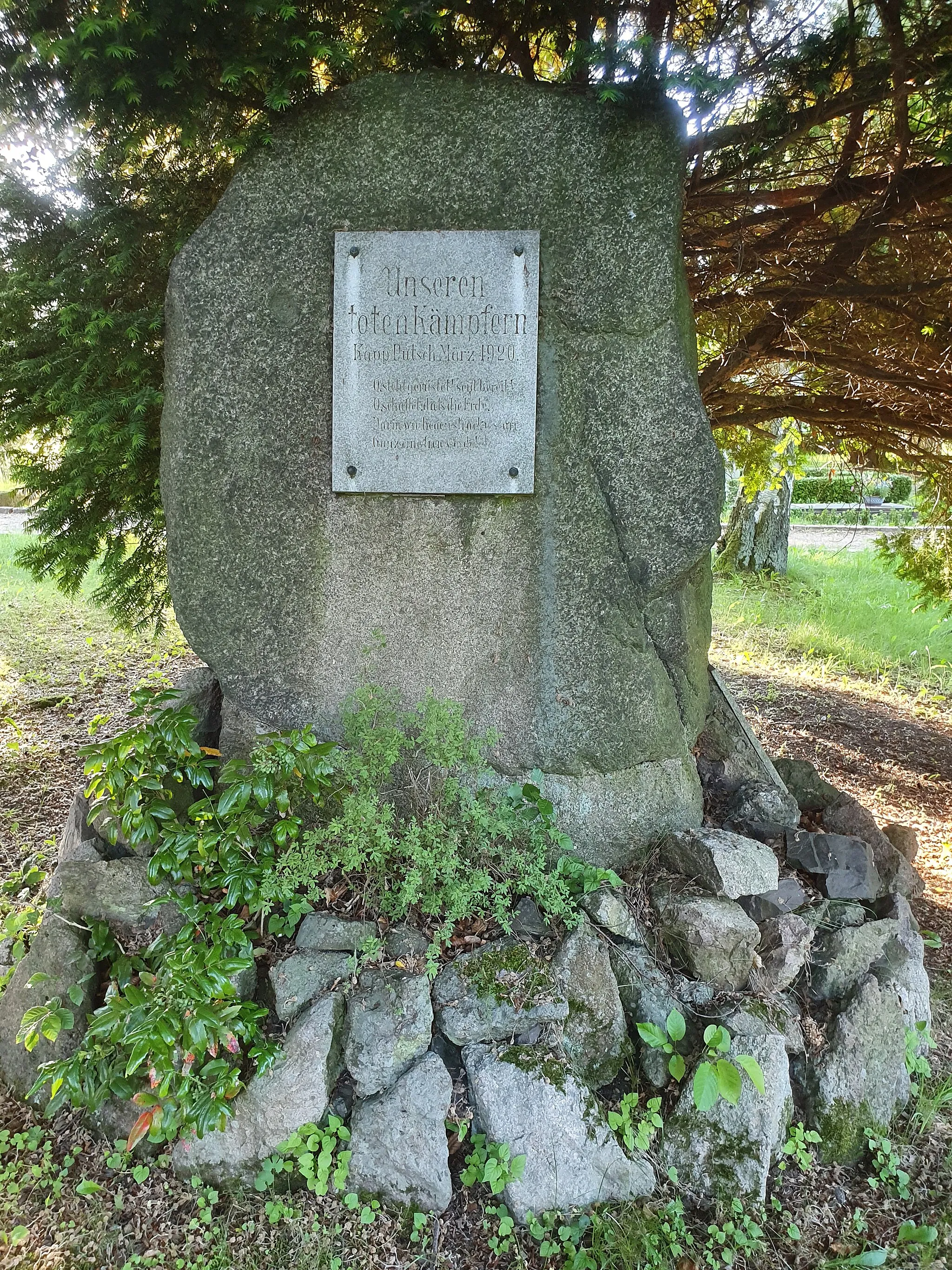 Photo showing: Kapp-Putsch-Denkmal auf dem Hauptfriedhof von  Waltershausen in Thüringen