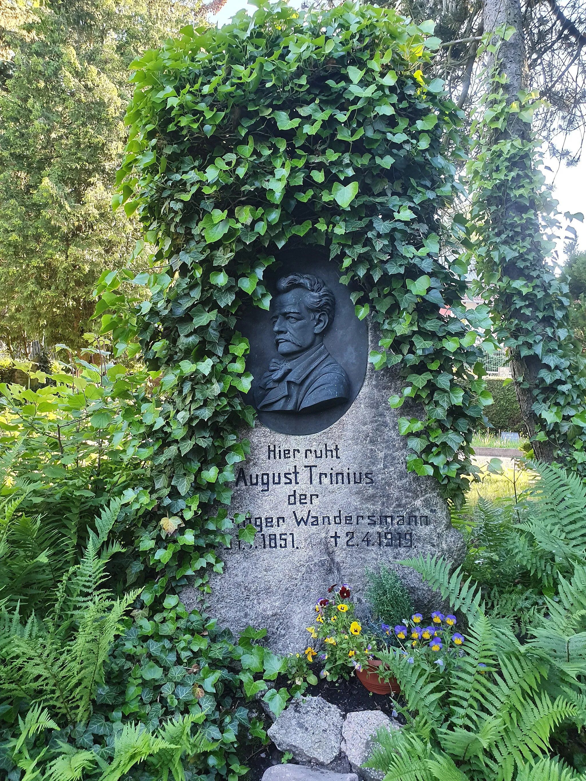 Photo showing: Grab von August Trinius auf dem Hauptfriedhof von Waltershausen, Thüringen