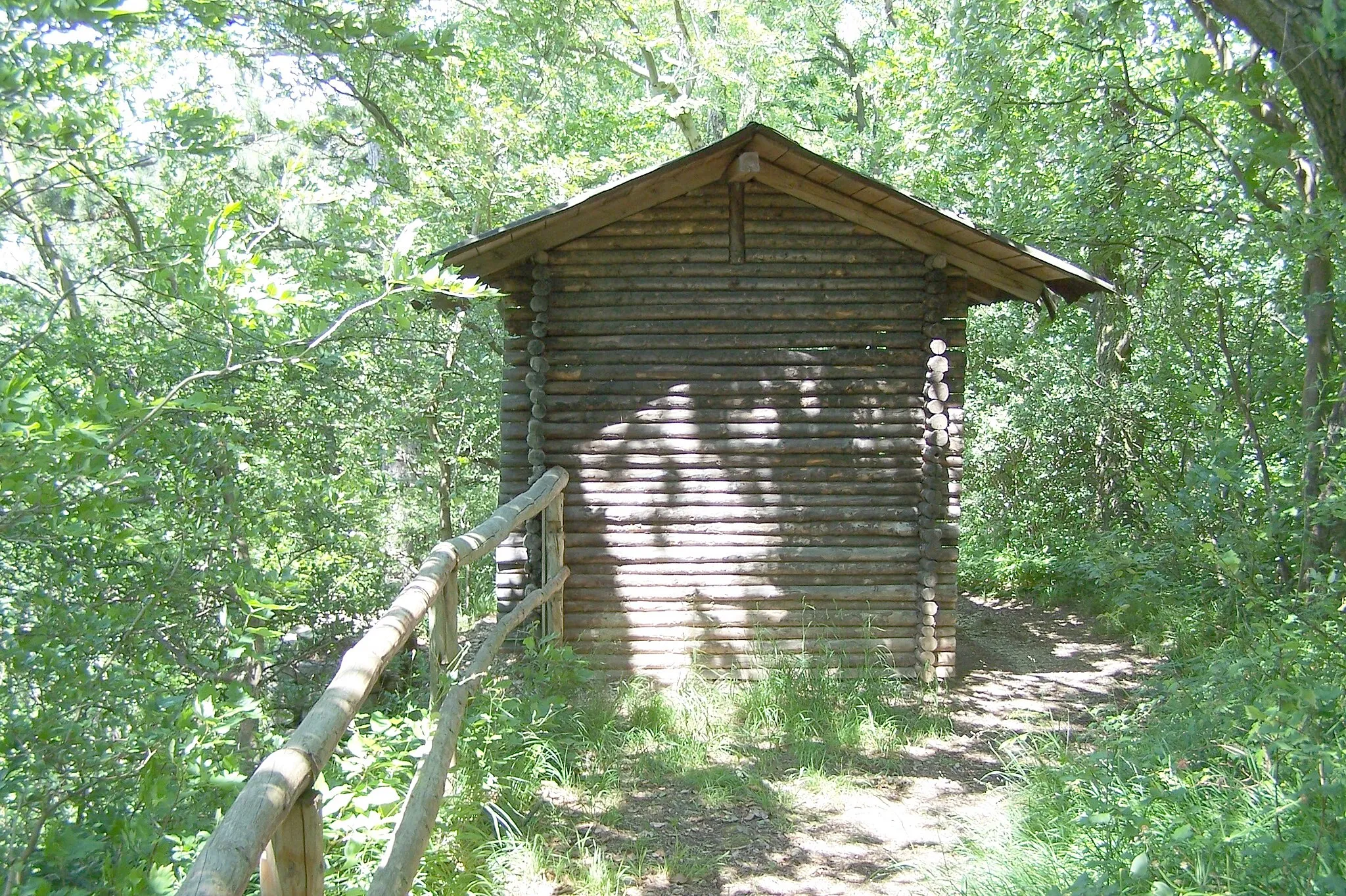 Photo showing: Ansichten und Details zum Stadtteil Ibenhain. Schutzhütte am Wanderweg zum Schloß Tenneberg.