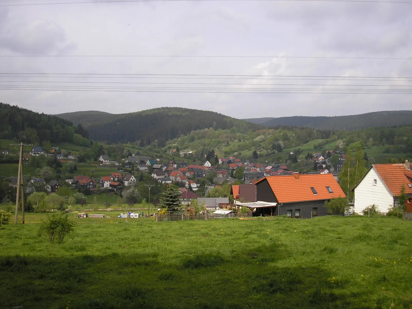 Photo showing: Blick über Möhrenbach (Thüringen) vom Hang des Langen Berges aus.
