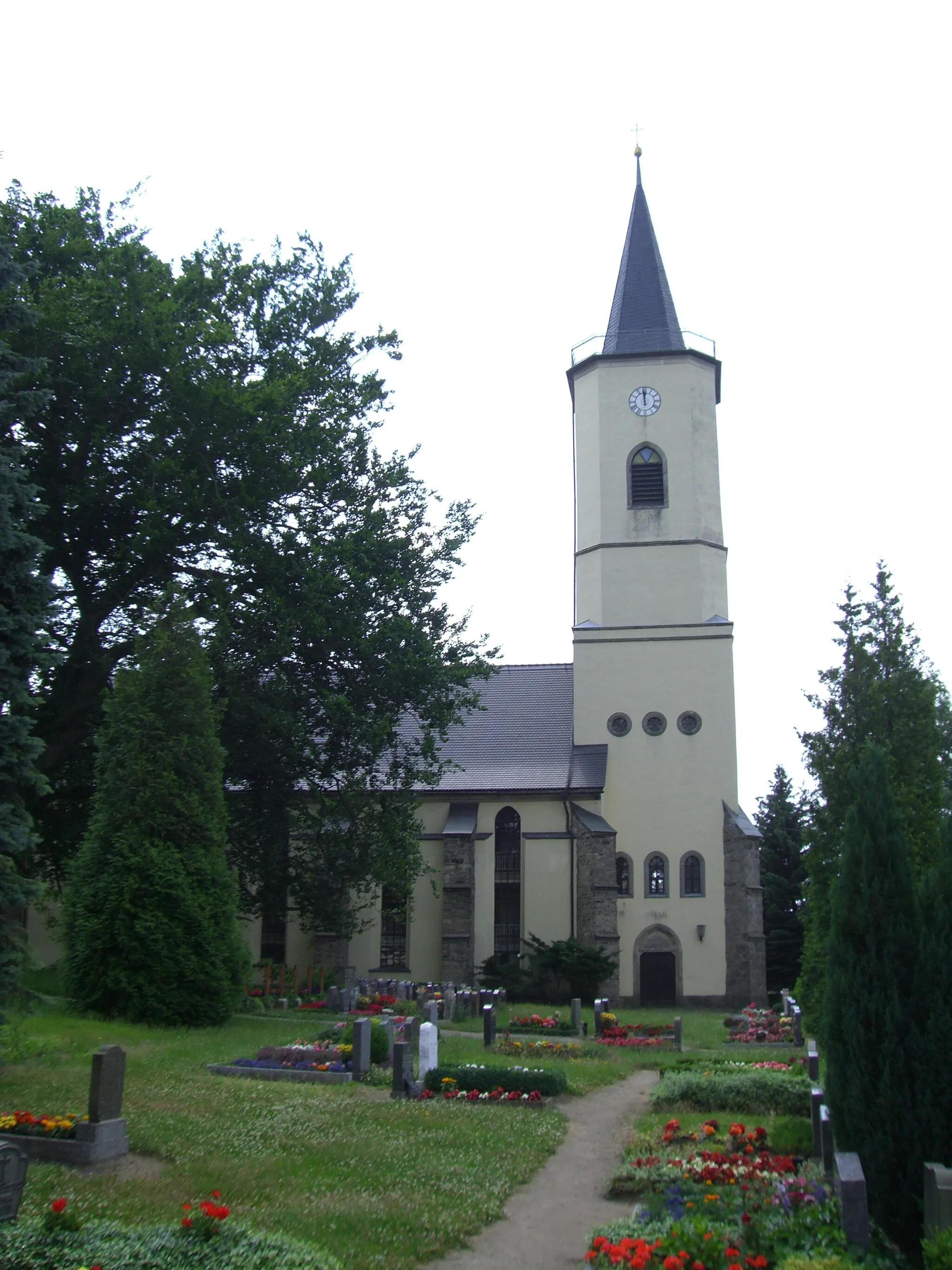 Photo showing: Blick von Norden zur Kirche, links die 27 m hohe Lutherbuche (Rotbuche) von 1883