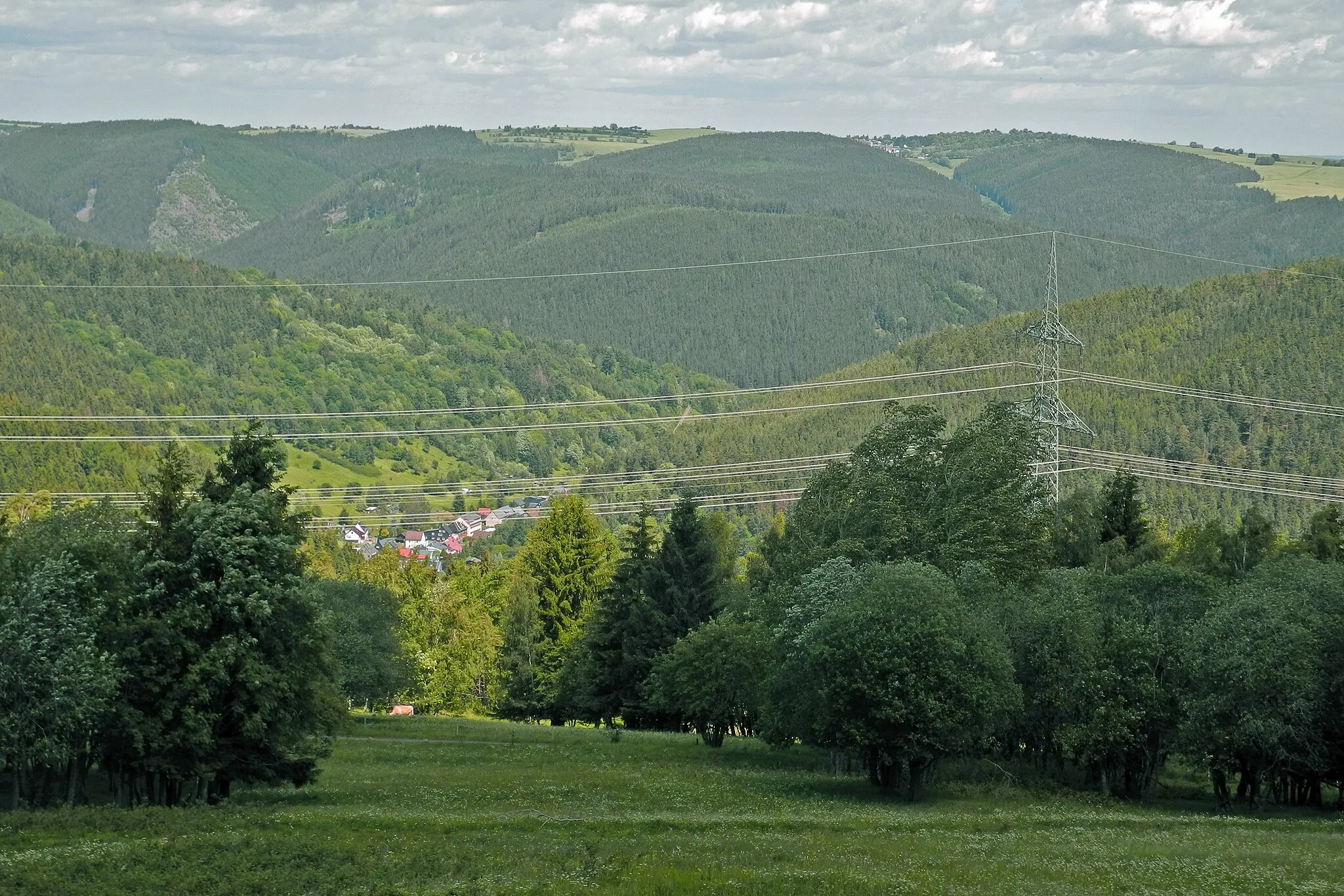 Photo showing: Blick von der Straße Meuselbach-Cursdorf unterhalb  der Meuselbacher Kuppe auf Mellenbach im Melmichtal und Barigau