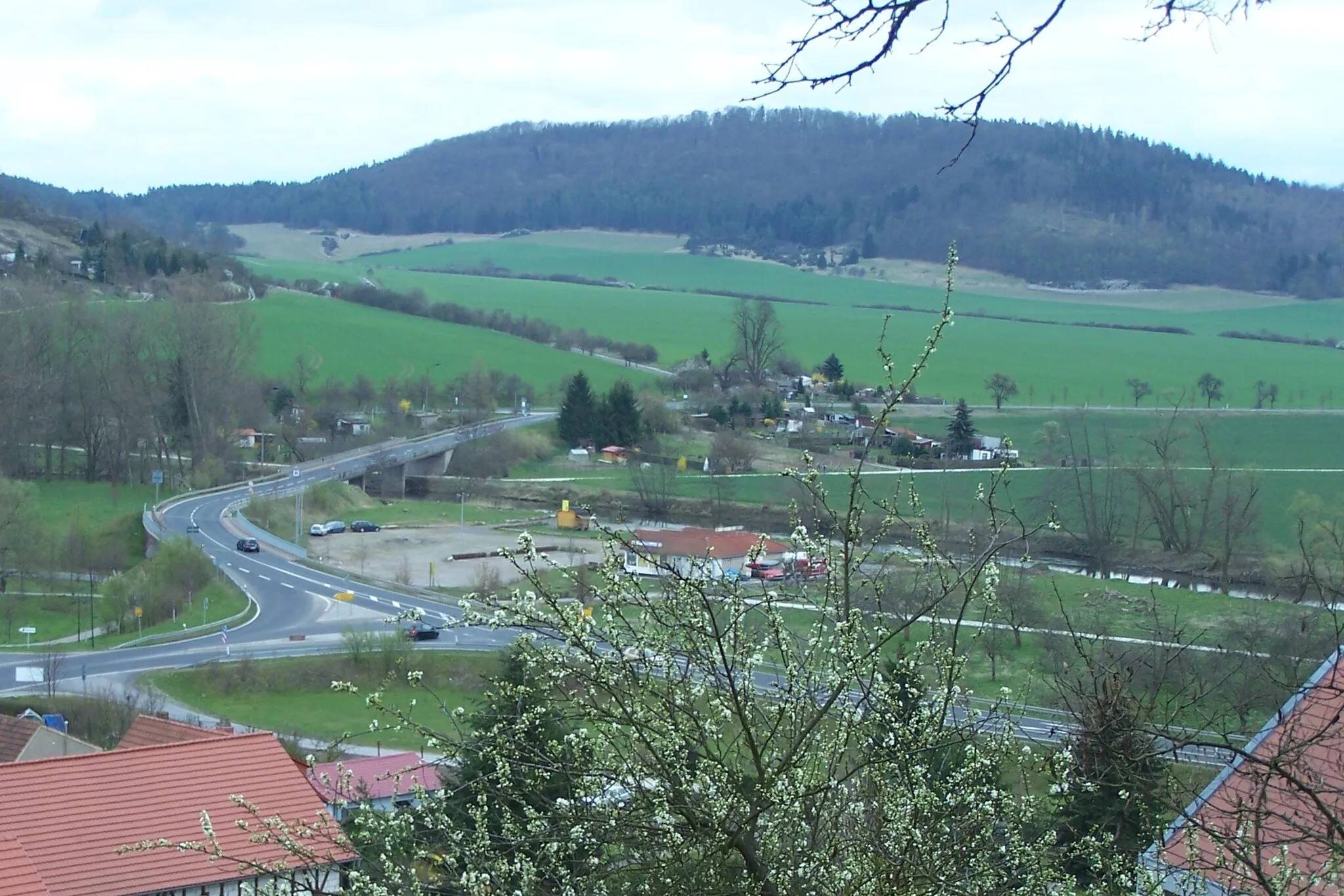 Photo showing: Der Schlierberg bei Creuzburg, in Bildmitte die neue Werrabrücke.