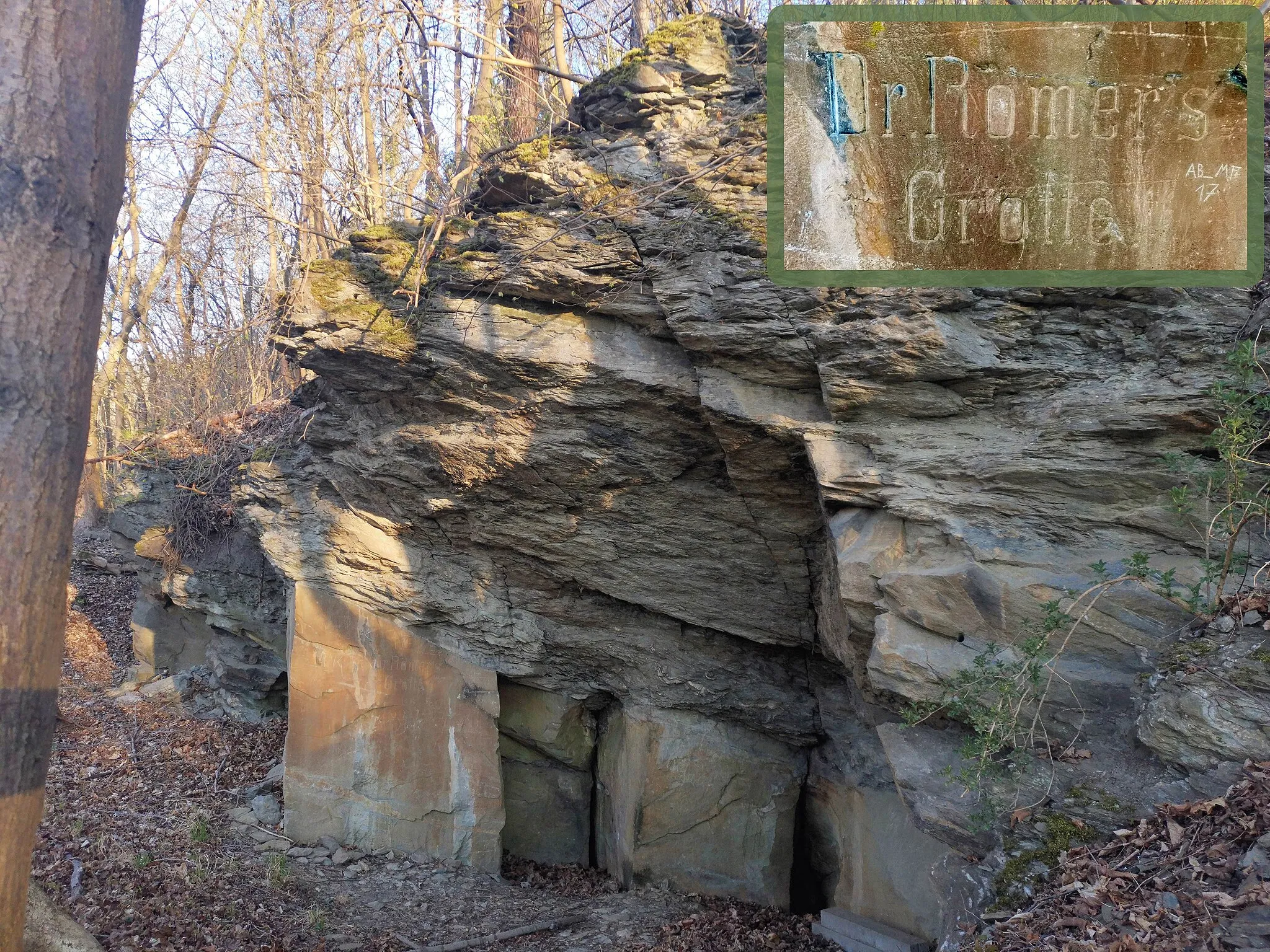 Photo showing: "Dr. Römers Grotte ”near Elsterberg. There is no actual cave opening. There is another rock above the grotto rock, on which remains of a wooden hut with metal parts can be seen.