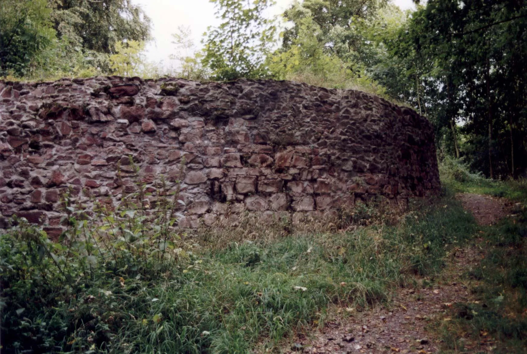 Photo showing: Ilburg, Reste der westlichen Umfassungsmauer der Kernburg