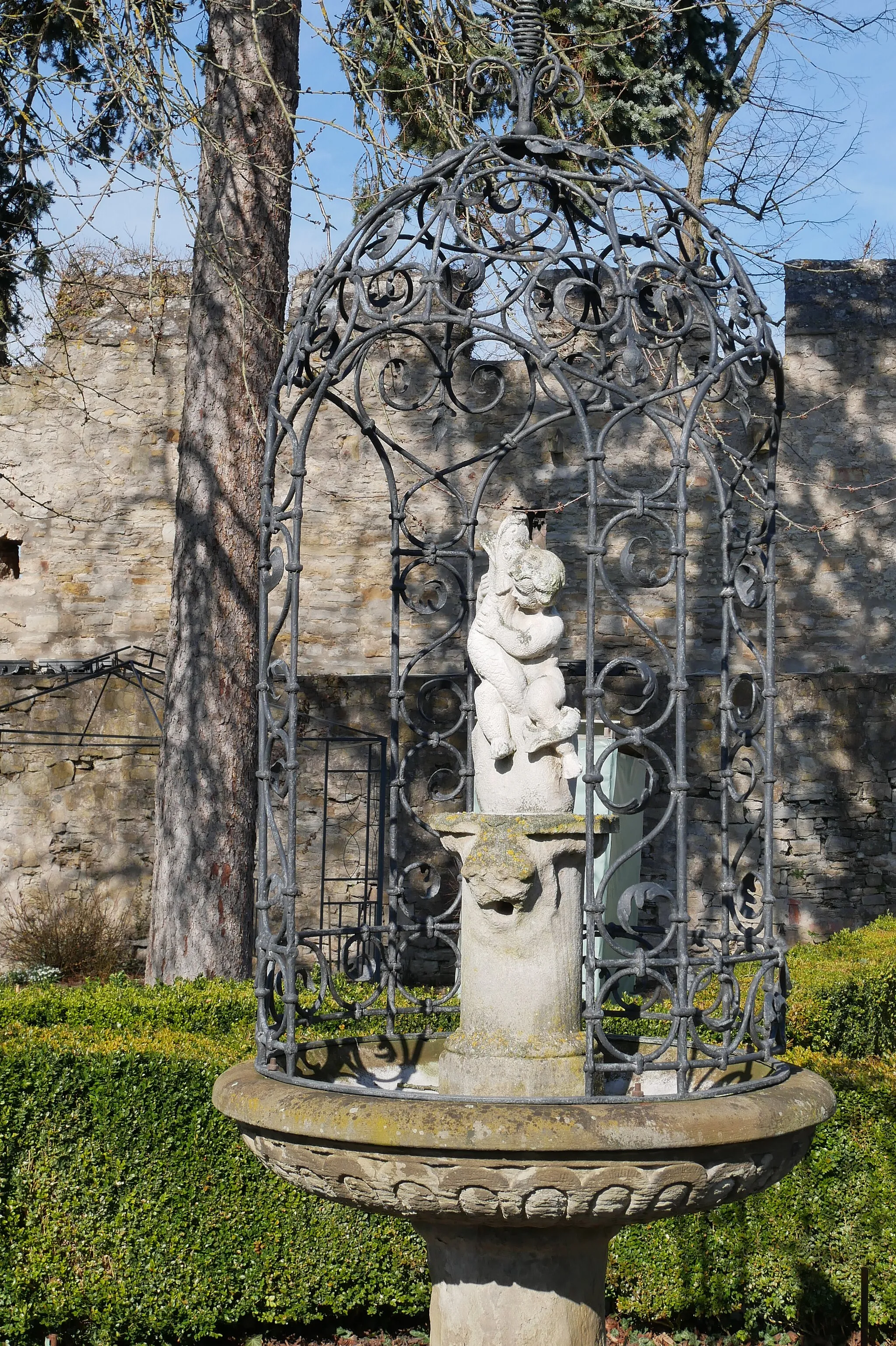 Photo showing: Skulptur im Schloßpark in der Burg Creuzburg