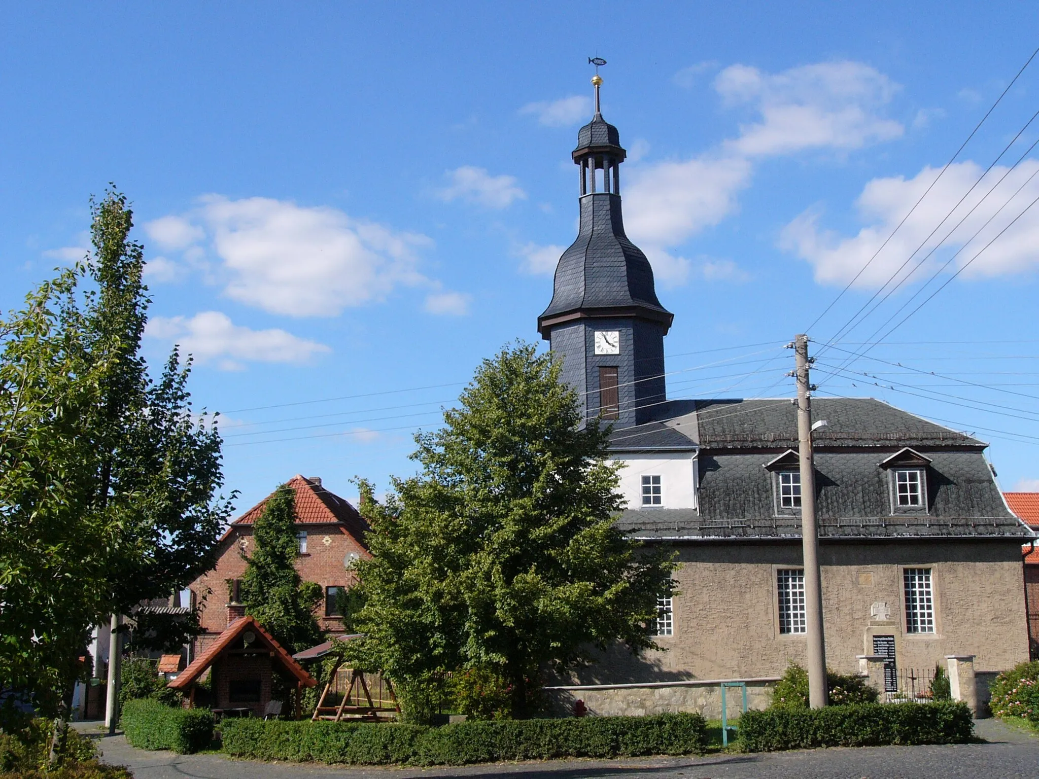 Photo showing: Dorfplatz mit Kirche und Backofen, Stiebritz, Gemeinde Hainichen, Thüringen, Deutschland
