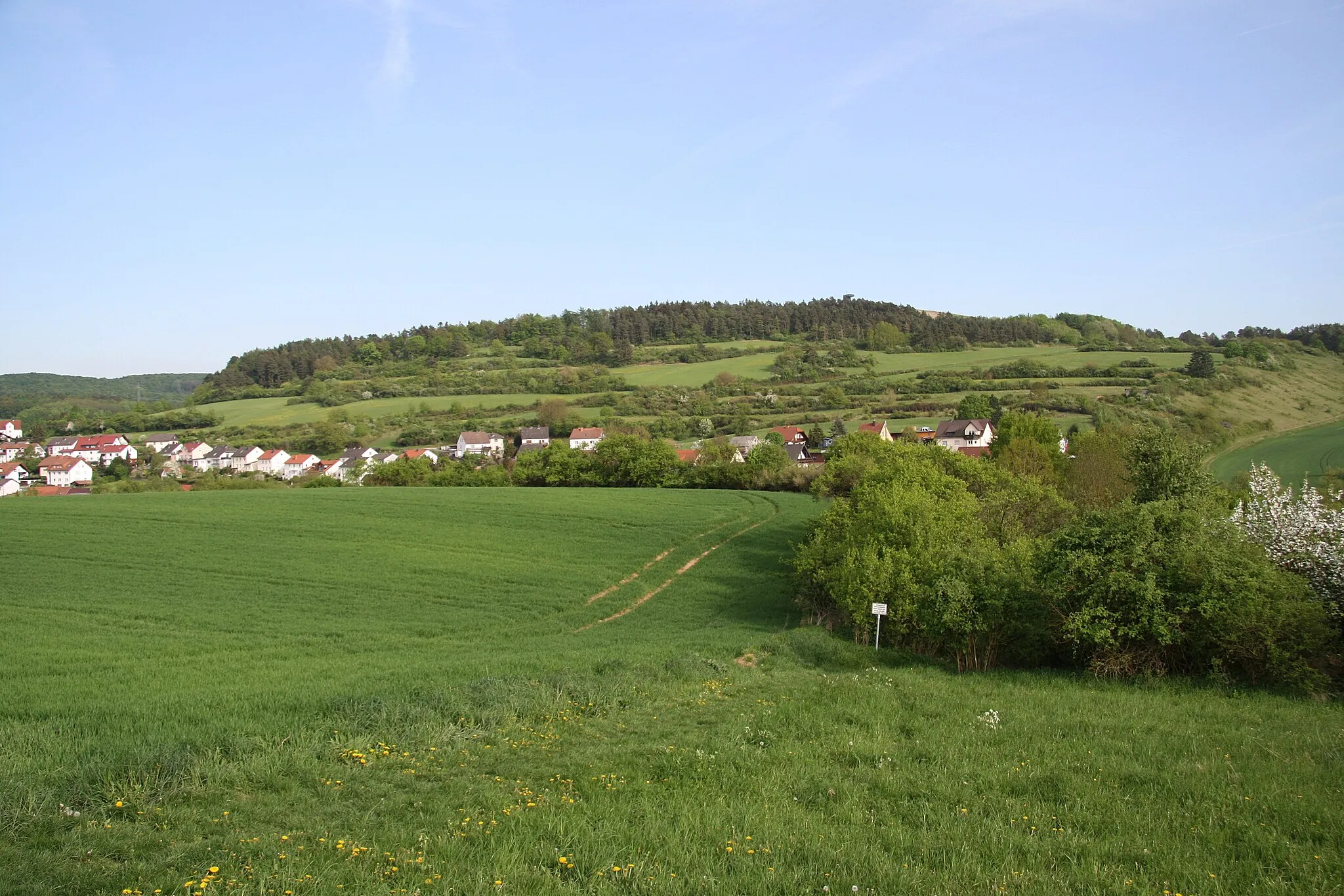 Photo showing: Blick aus nordwestlicher Richtung auf Teile von Großenbach und den Rößberg