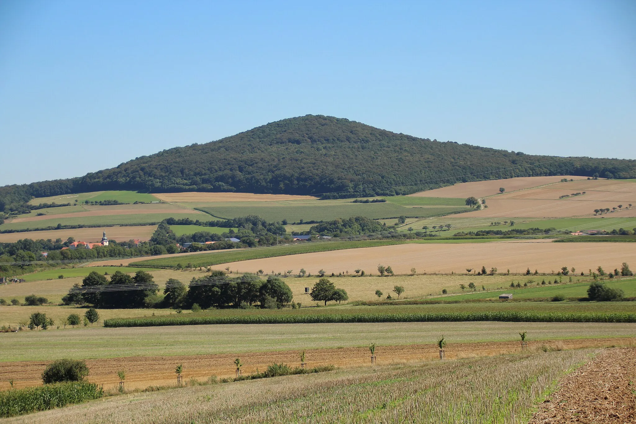 Photo showing: Blick aus etwa westlicher Richtung auf den Kleinberg, Hessisches Kegelspiel