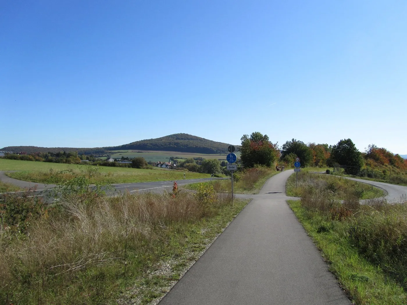 Photo showing: Germany Hesse: Cycle Track Kegelspiel between Eiterfeld-Leibolz and Großentaft. In the middle the mountain "Kleinberg".