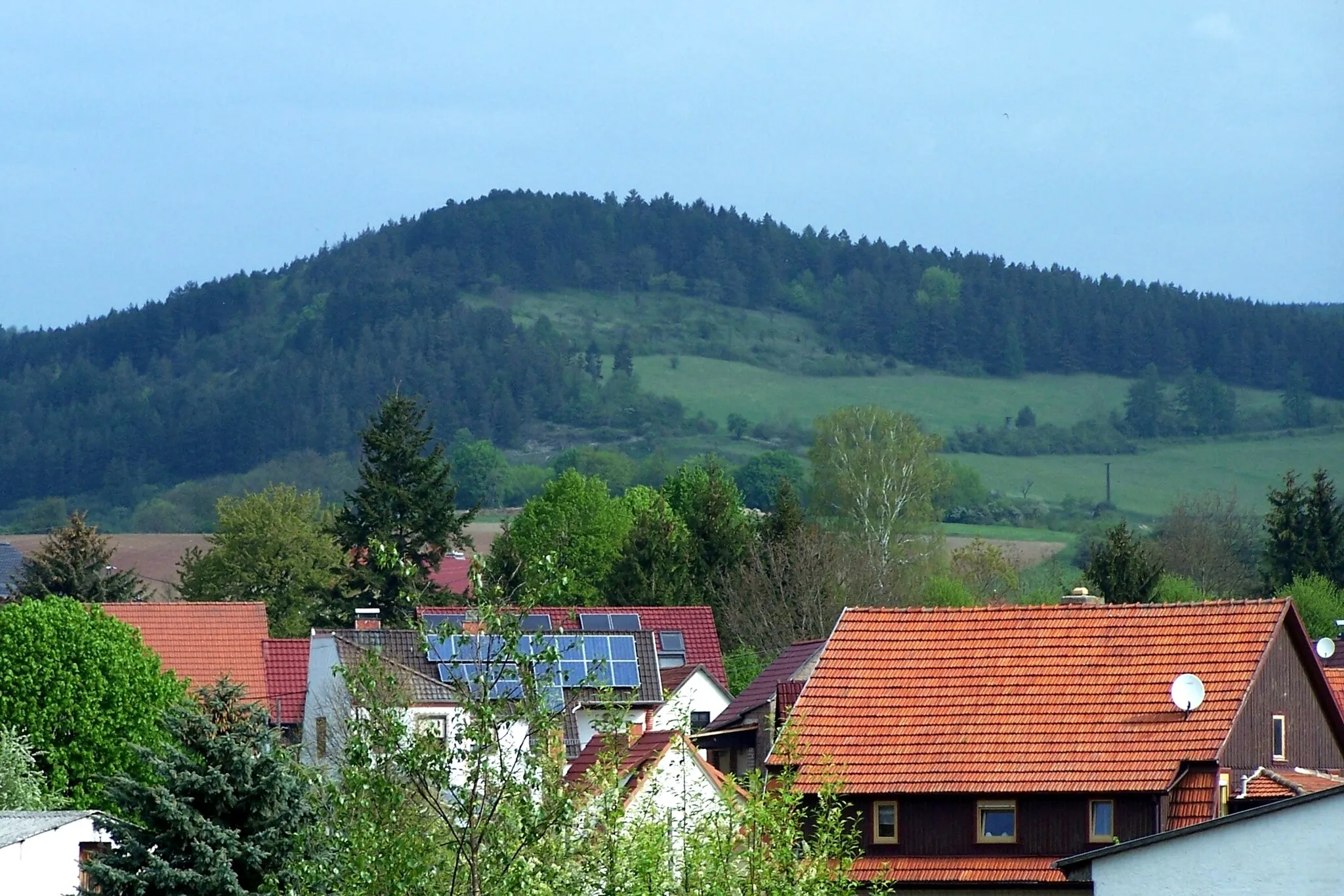Photo showing: Blick aus der Ortslage Falken auf den Sülzenberg bei Treffurt.