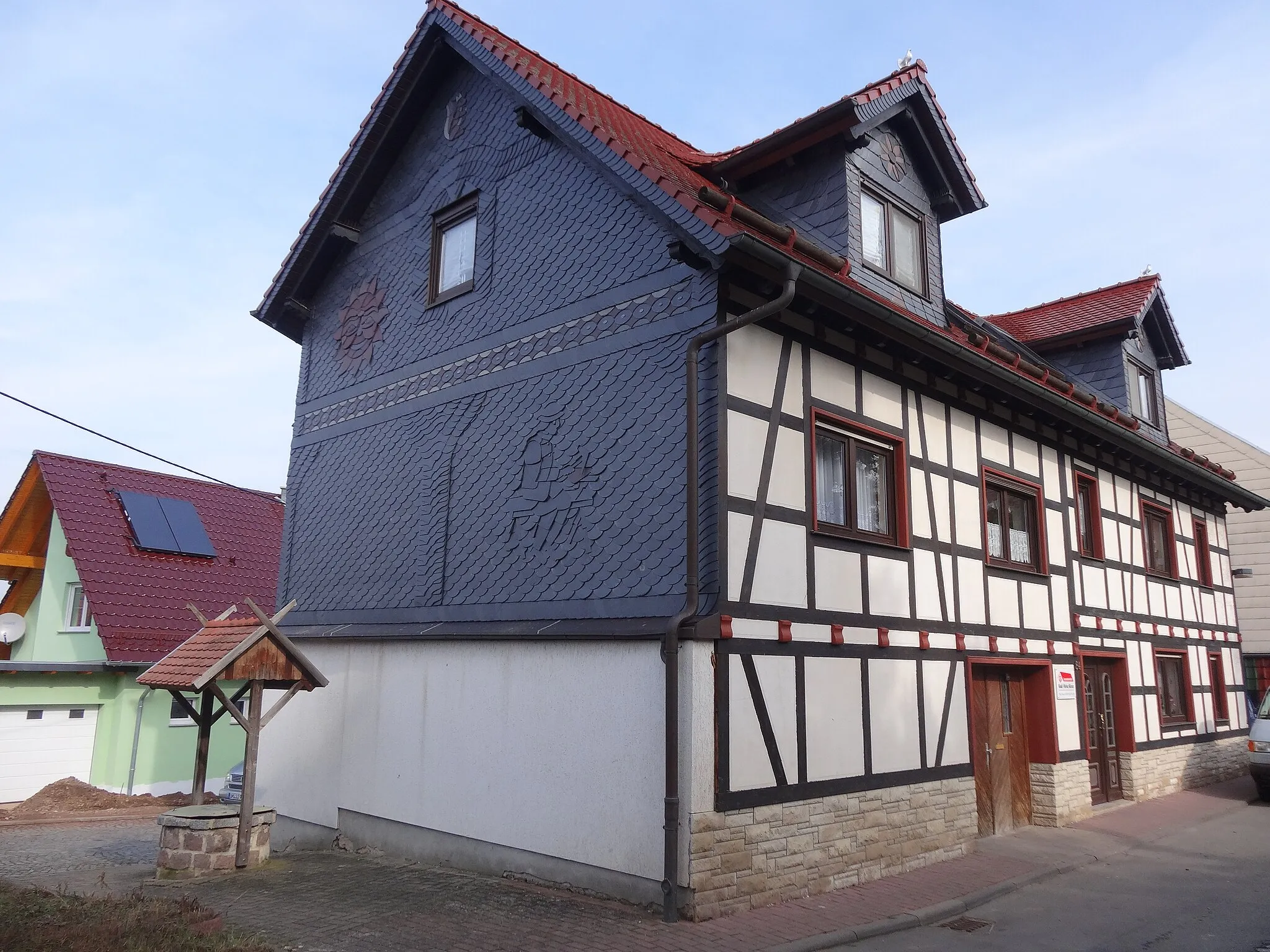 Photo showing: Timber-framed house with coat of arms in Felchta, Thuringia, Germany