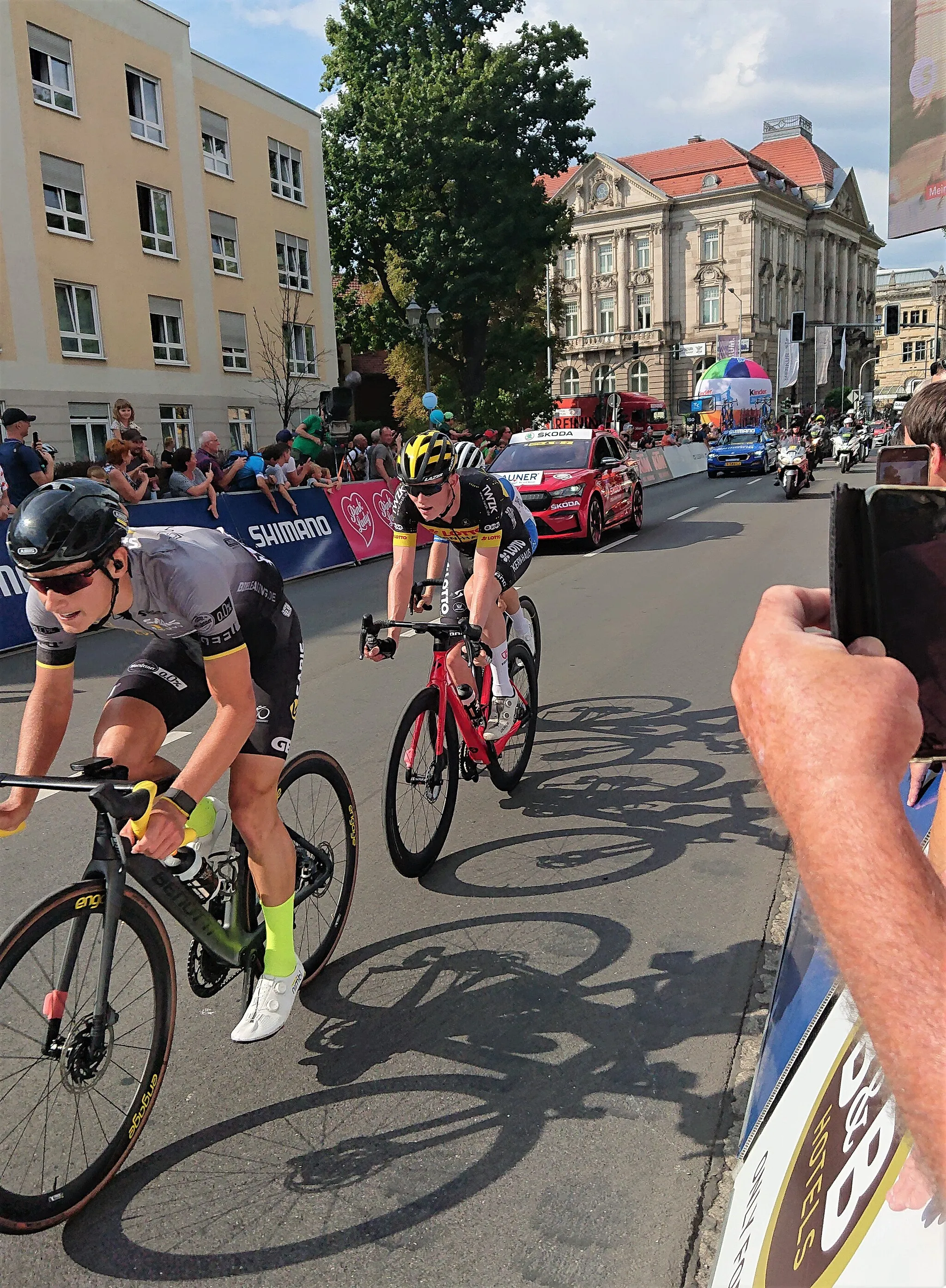 Photo showing: Deutschland Tour 2022: 1. Etappe Weimar – Meiningen am 25. August. Die Spitzengruppe bei der ersten Zieldurchfahrt in Meiningen: v.l.n.r. Michiel Stockman (196, Sauerland Team), Jakob Geßner (181, Lotto-Kern Haus) und Roman Duckert (172, Team Dauner Akkon, verdeckt).