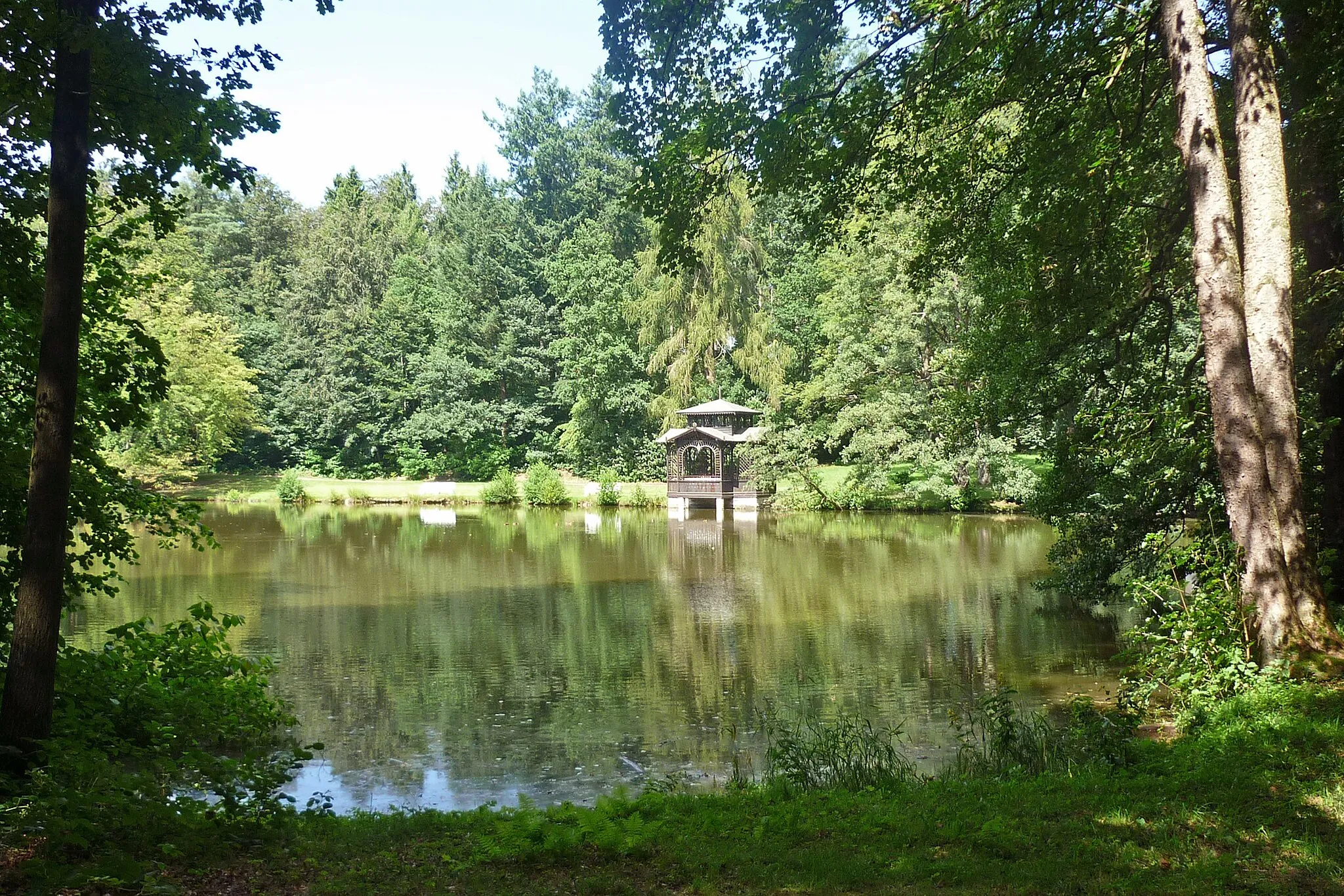 Photo showing: Teichhäuschen am Pfotenteich im Schlosspark Ebersdorf