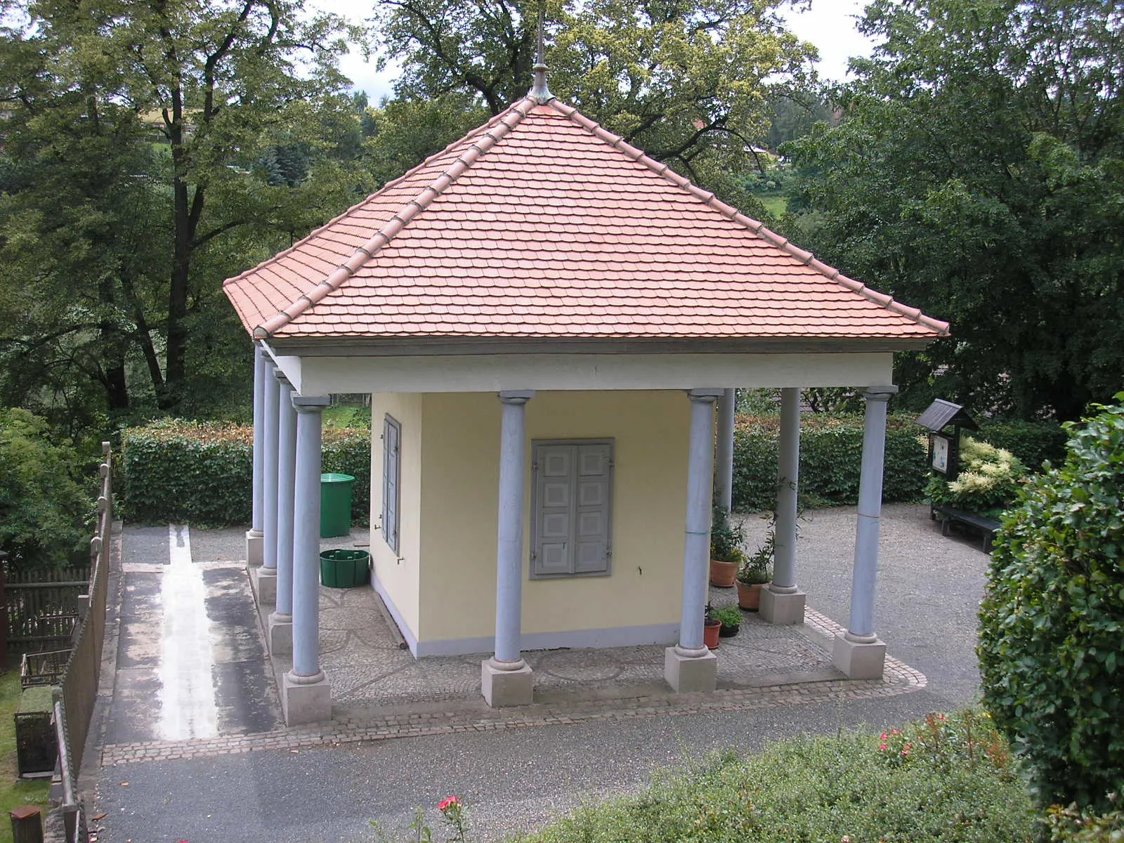 Photo showing: Ein Pavillon im Schlossgarten in Eisenberg (Thüringen).