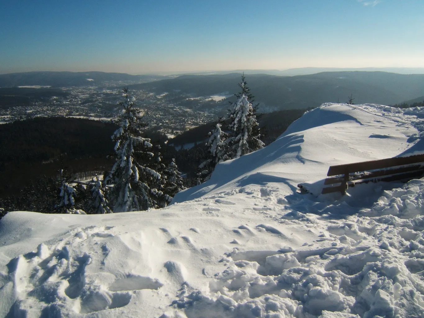 Photo showing: Bench at the top of the Ruppberg, view to Zella-Mehlis and Suhl, Germany. Thuringian Forest, Germany