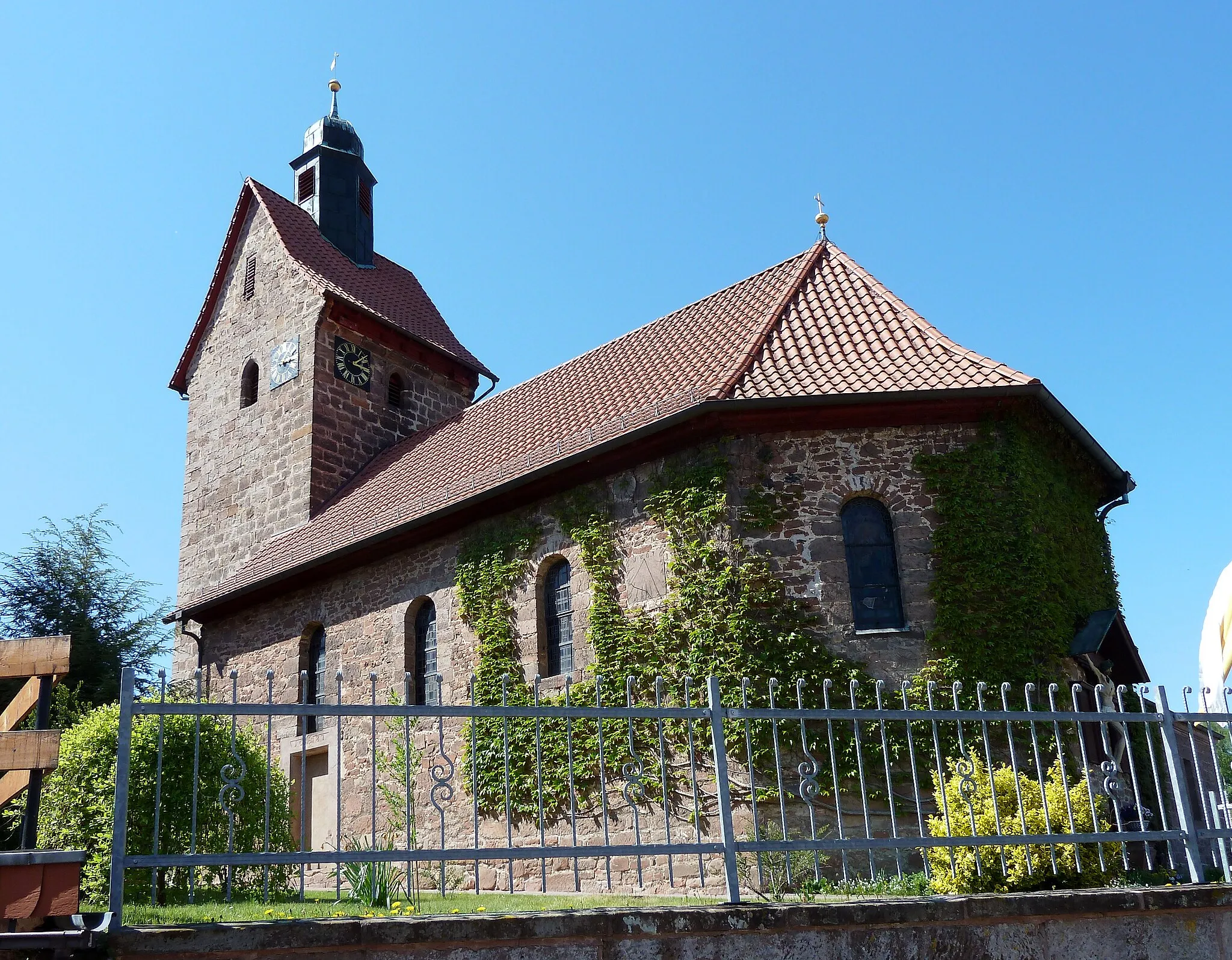 Photo showing: Katholische Pfarrkirche St. Maria Magdalena in Mengelrode, Gemeinde Hohes Kreuz, Landkreis Eichsfeld, Thüringen. Schiff erbaut 1687, Turm wahrscheinlich gotisch (Quelle: Rassow)