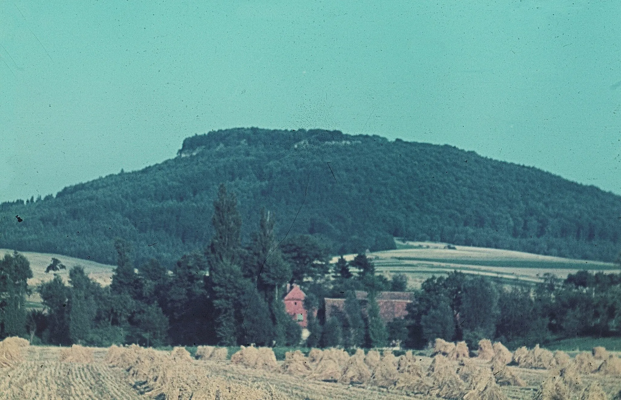 Photo showing: Die Hasenburg bei Haynrode (im Vordergrund die Obermühle)